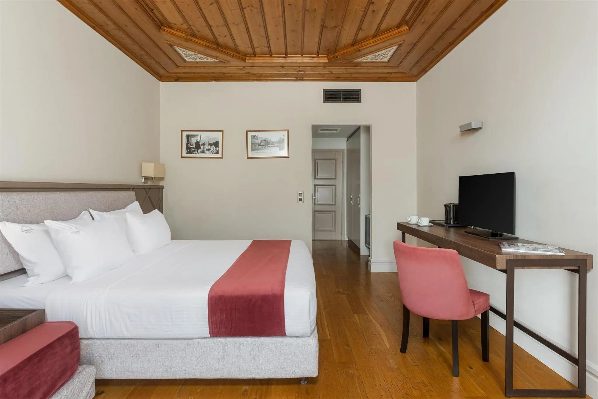 Bedroom, Bed in The Lake Hotel