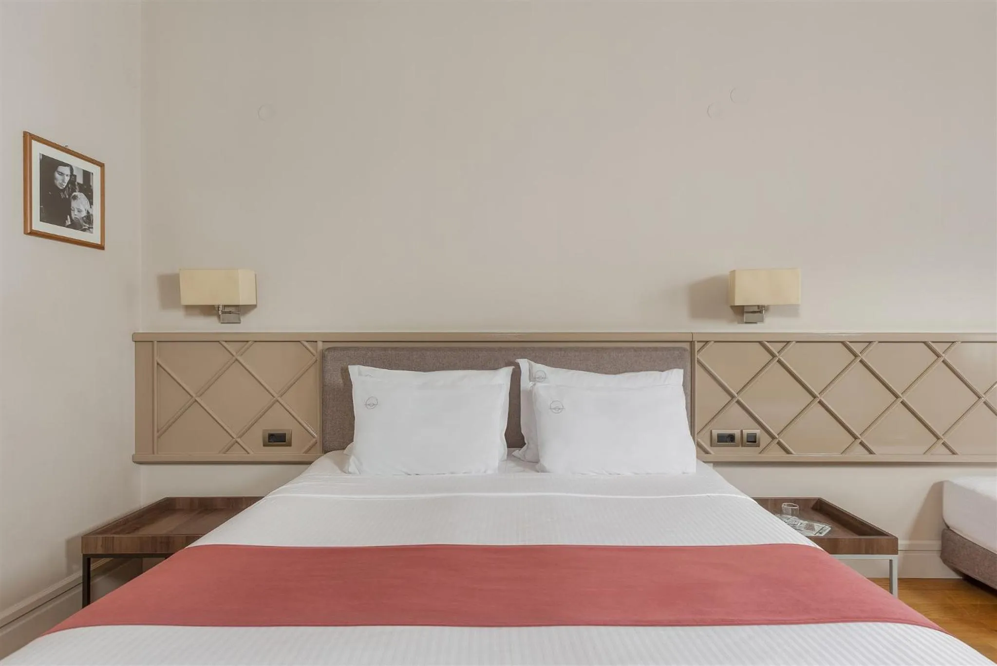 Bedroom, Bed in The Lake Hotel