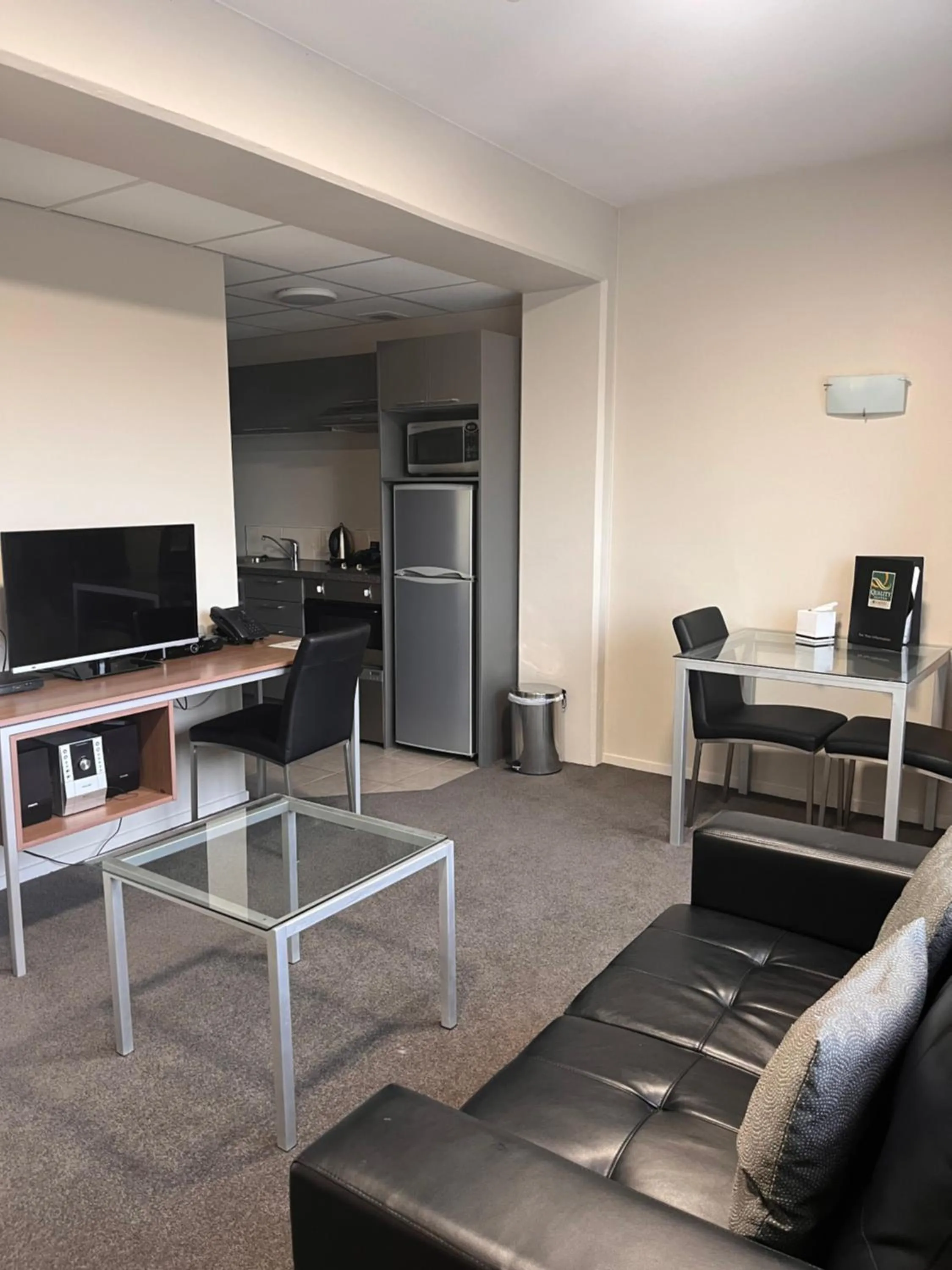 Living room in Quality Suites Central Square