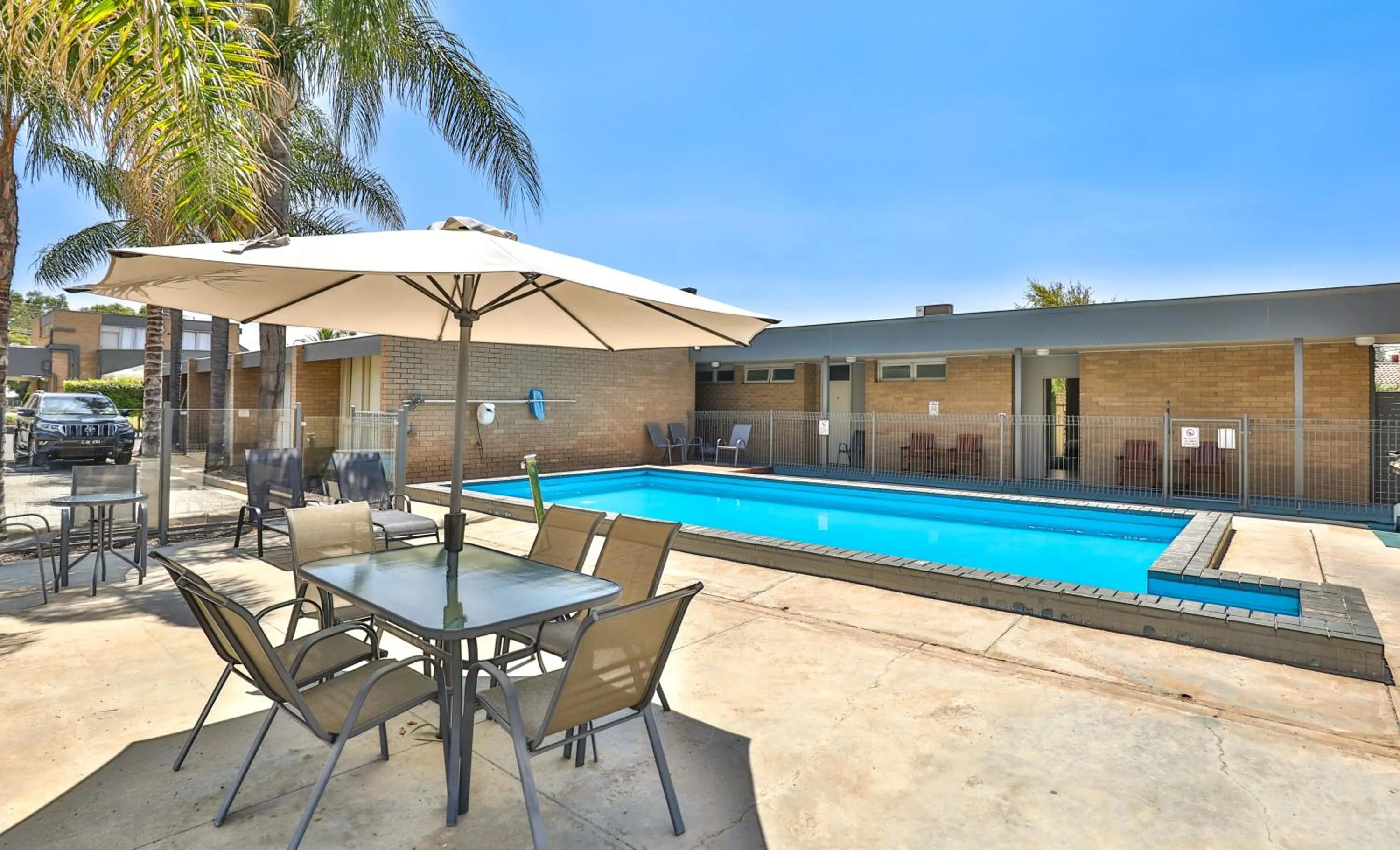 Swimming pool in Cottonwood Motor Inn