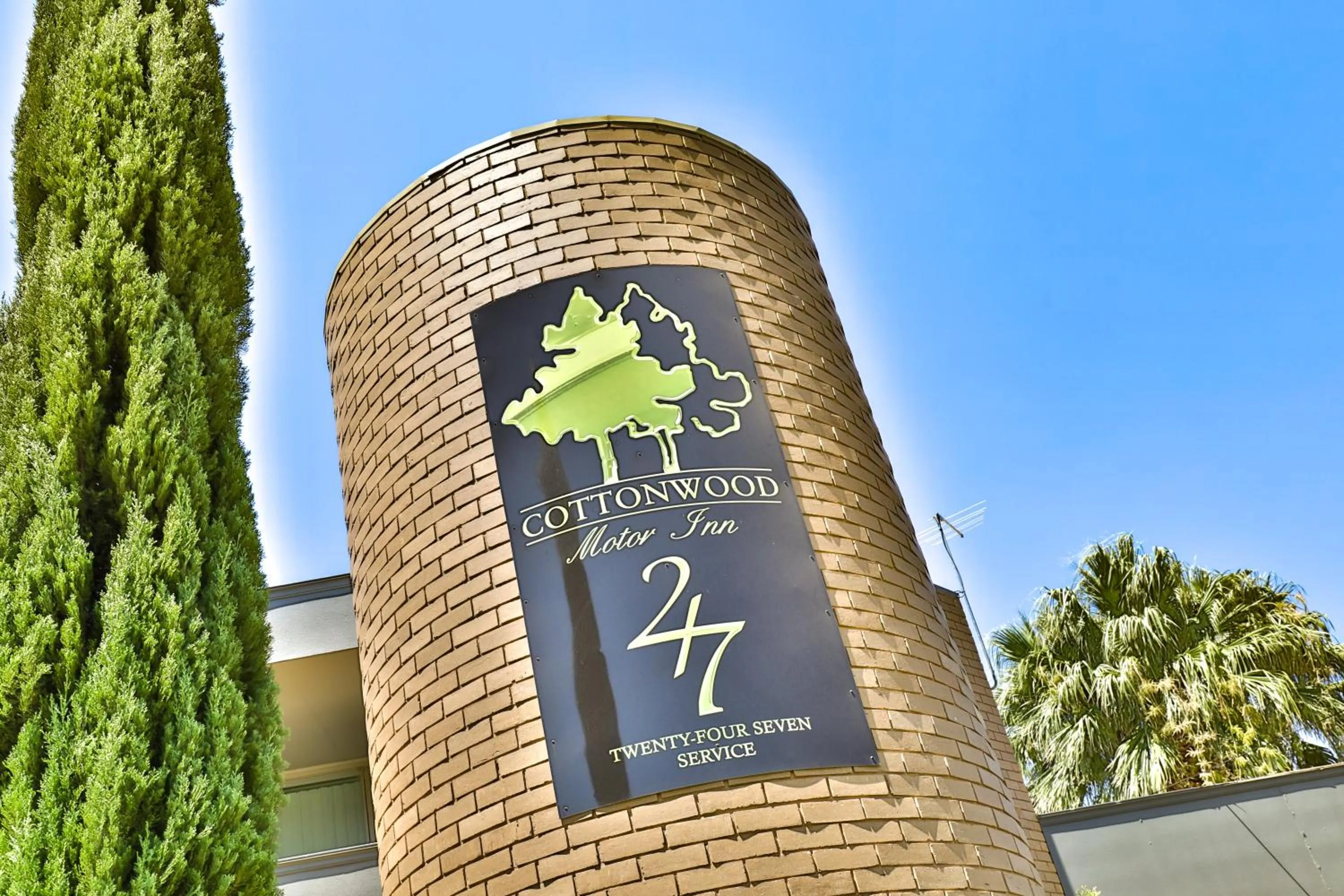 Property building in Cottonwood Motor Inn