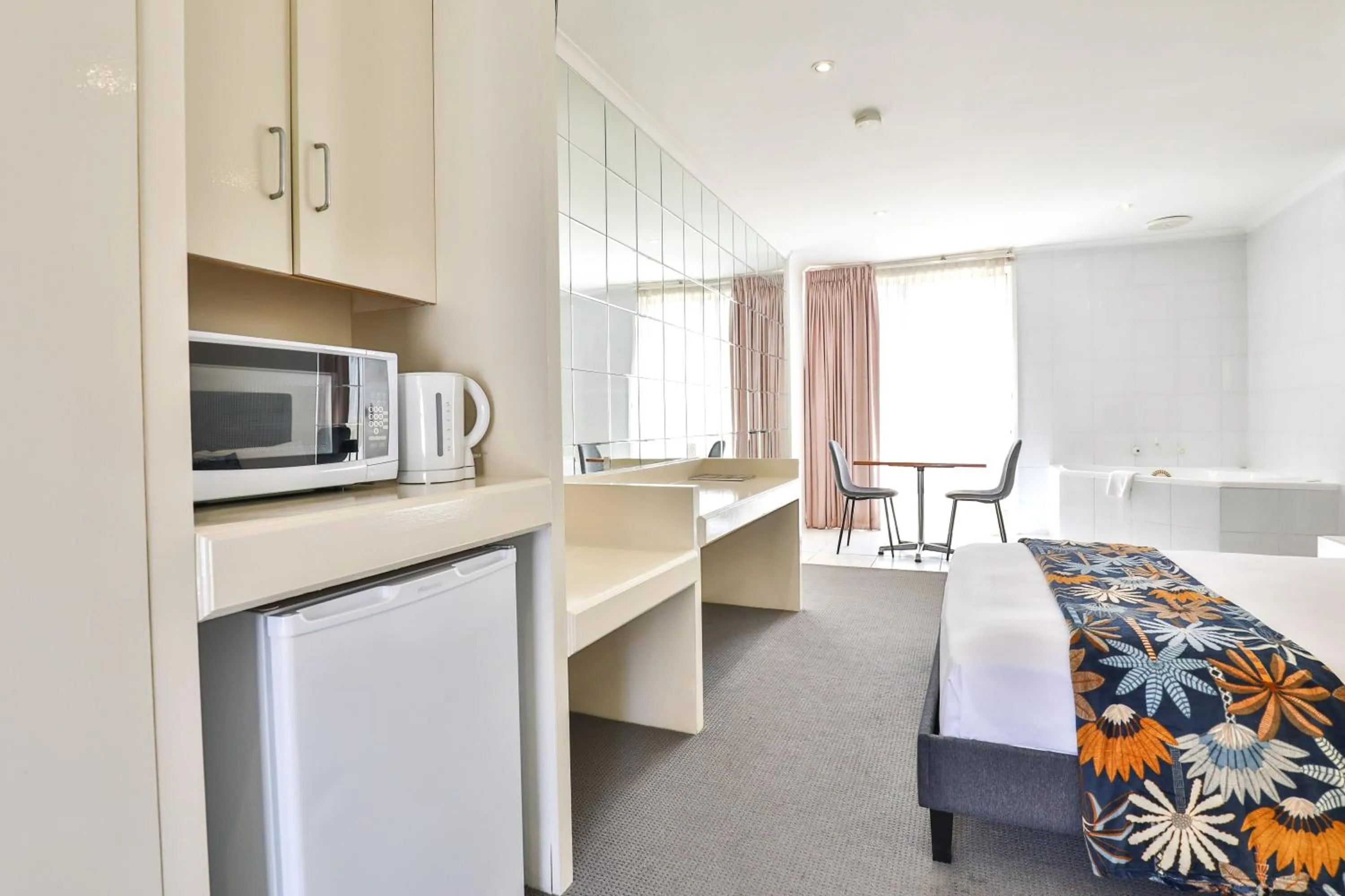 Bedroom, Bed in Cottonwood Motor Inn