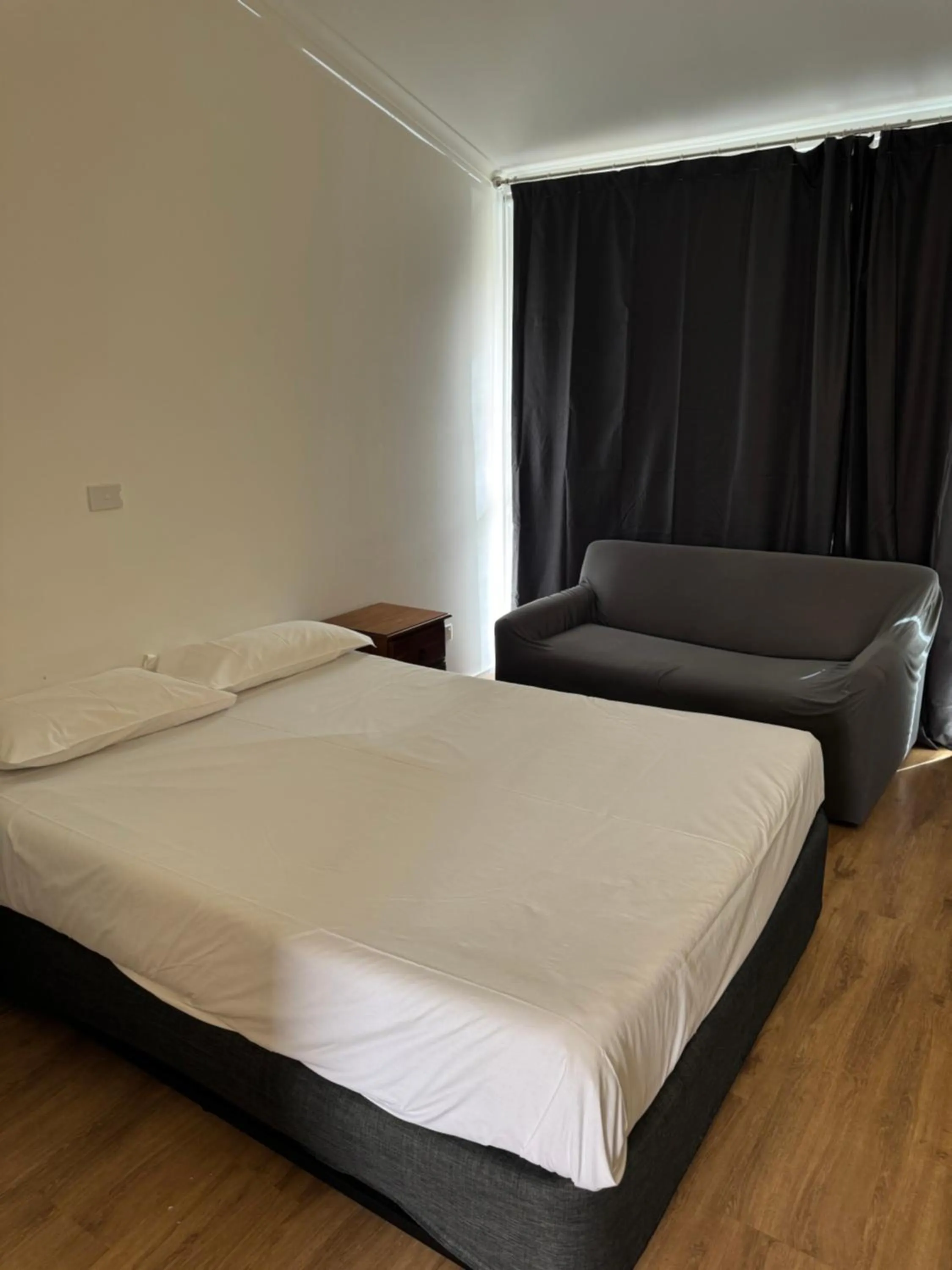 Bedroom, Bed in Cottonwood Motor Inn