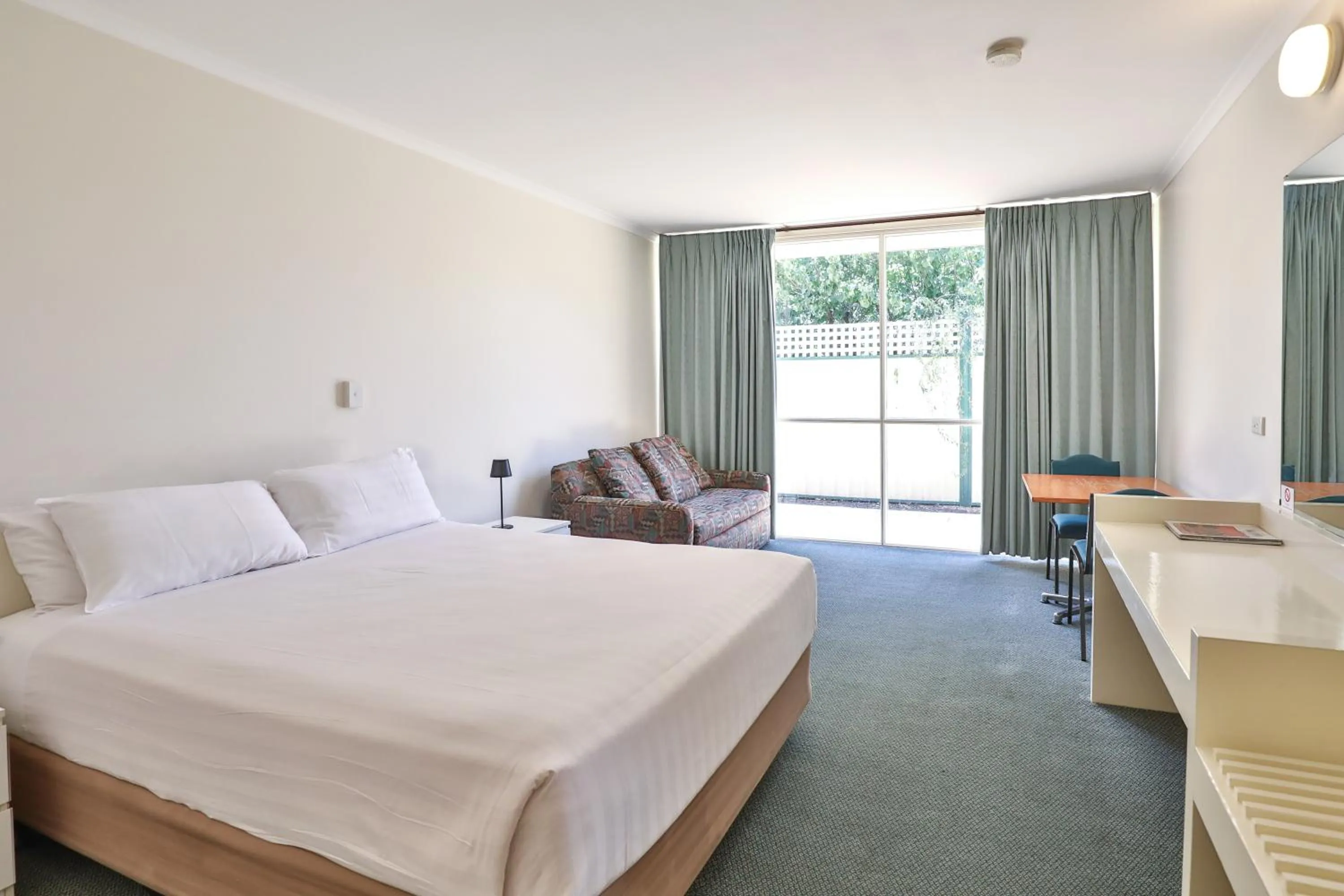 Photo of the whole room, Bed in Cottonwood Motor Inn