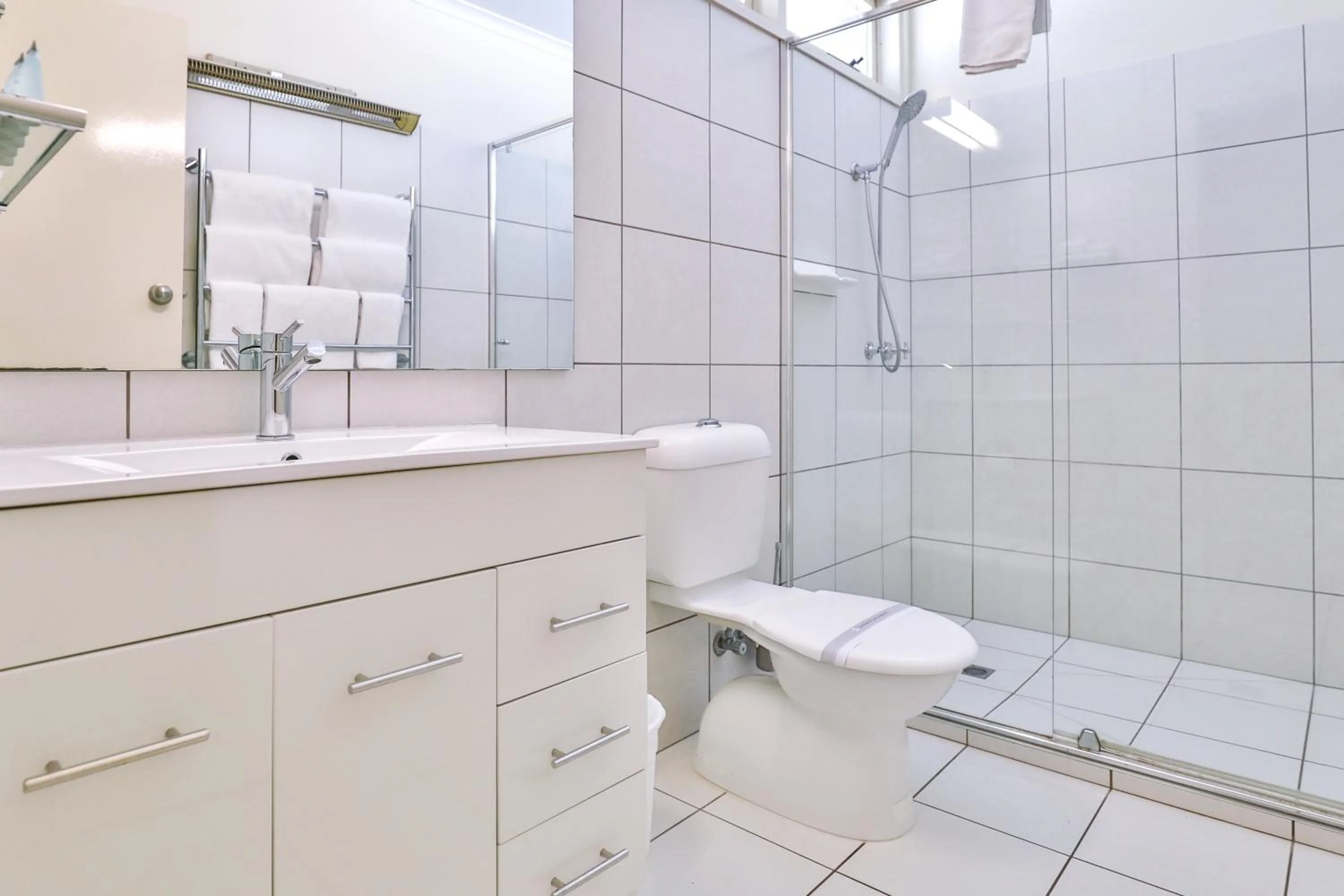 Bathroom in Cottonwood Motor Inn