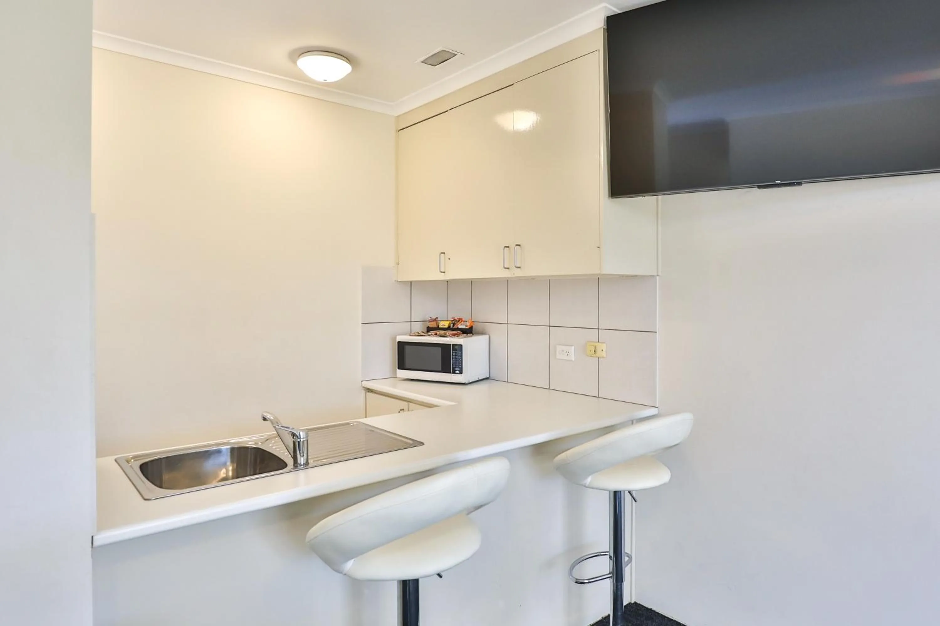 Kitchen or kitchenette in Cottonwood Motor Inn