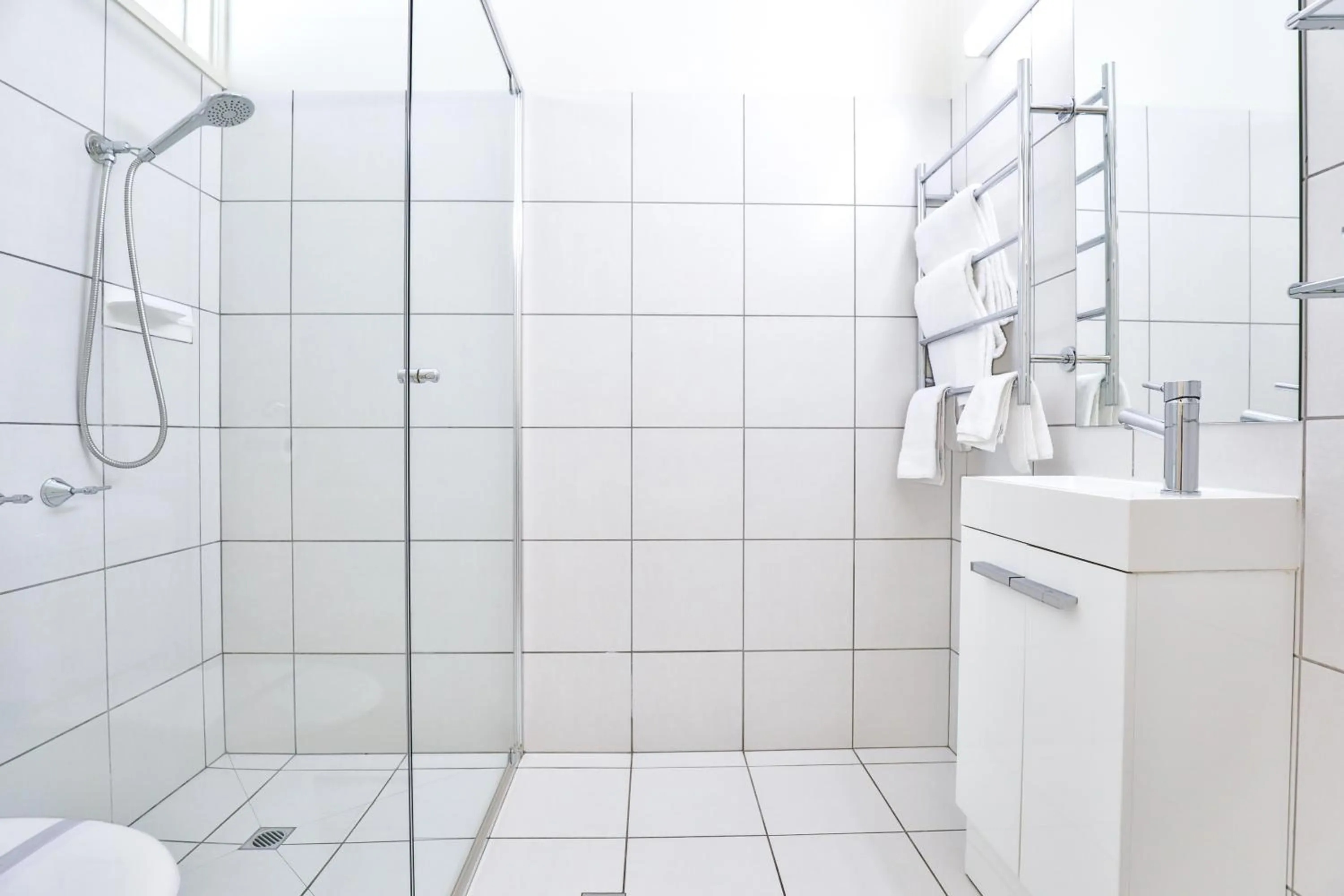 Shower in Cottonwood Motor Inn