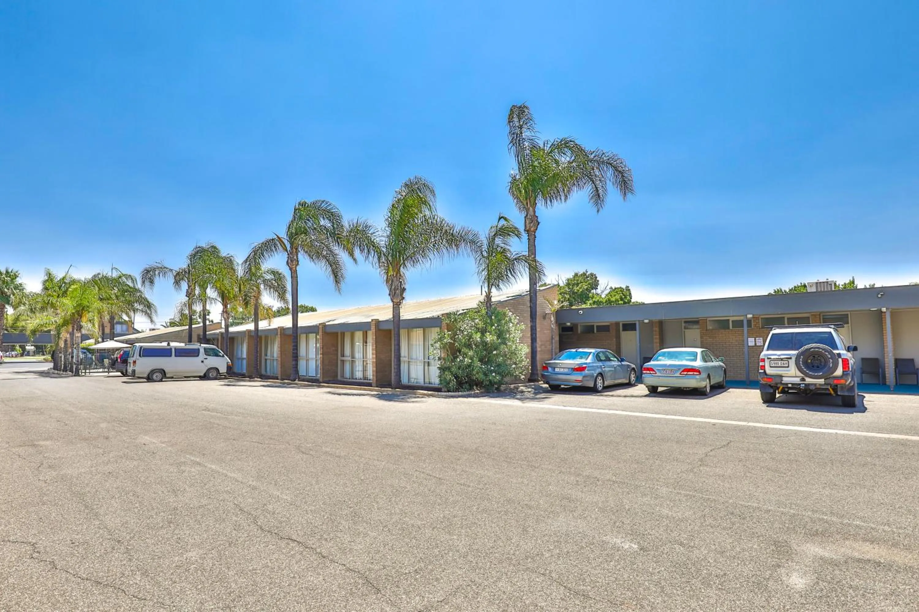 Parking in Cottonwood Motor Inn