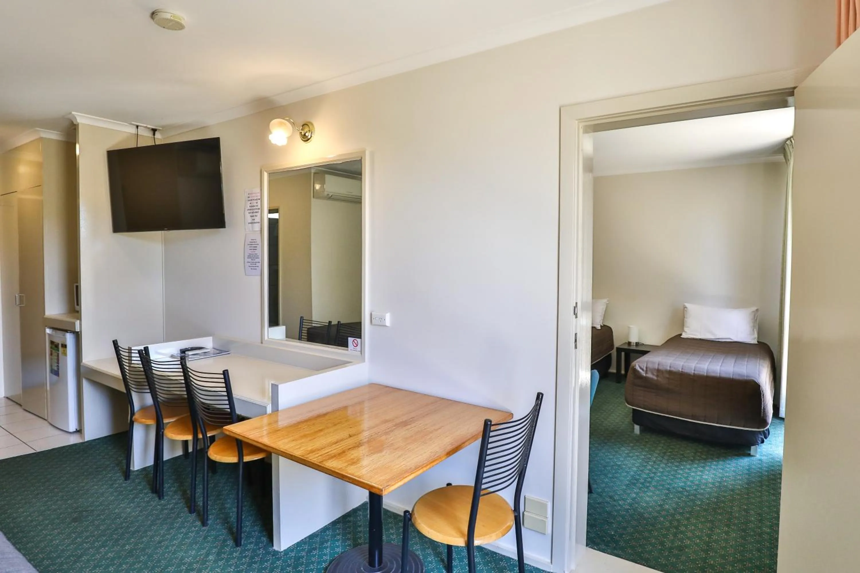Dining area, Bed in Cottonwood Motor Inn