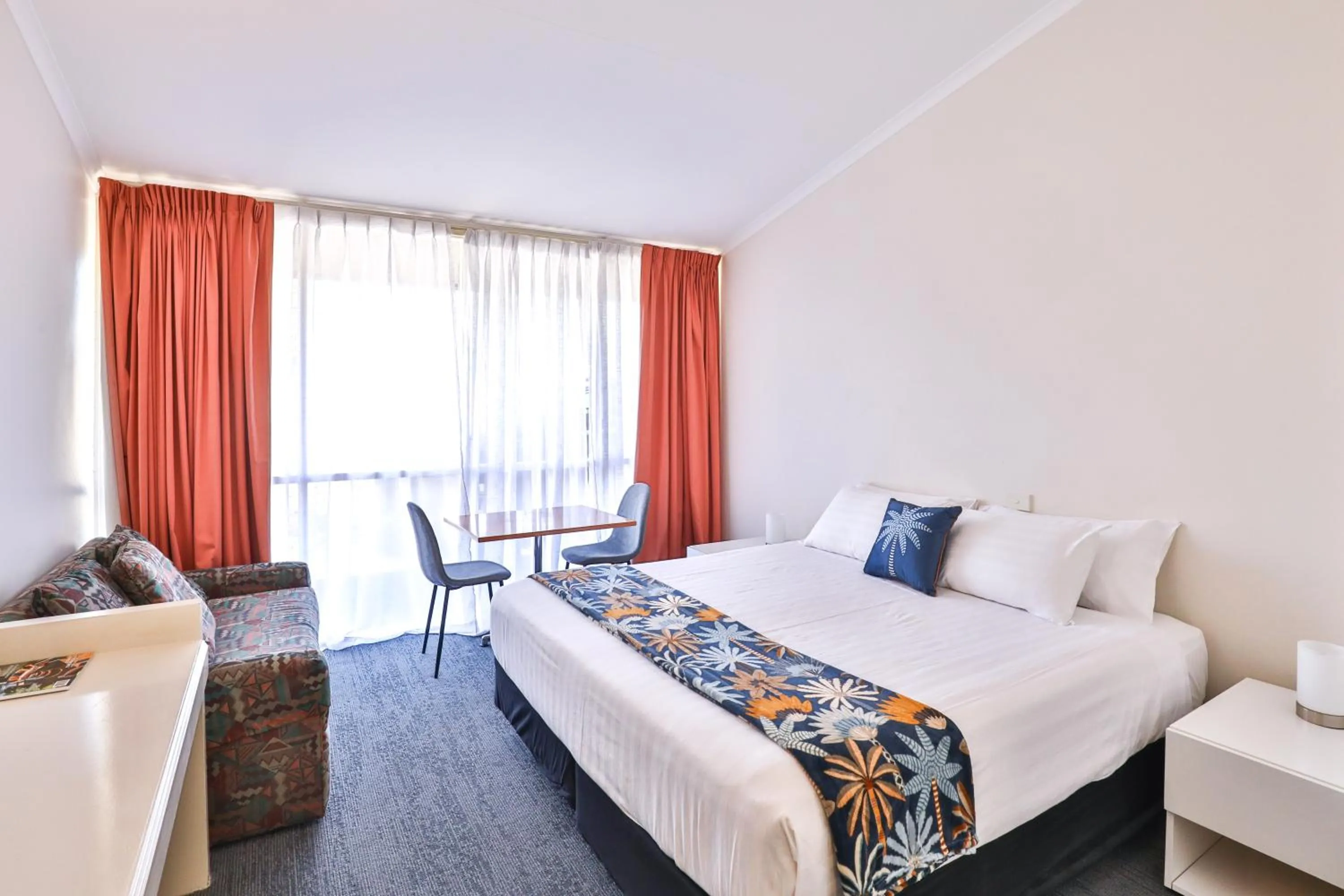 Bed in Cottonwood Motor Inn