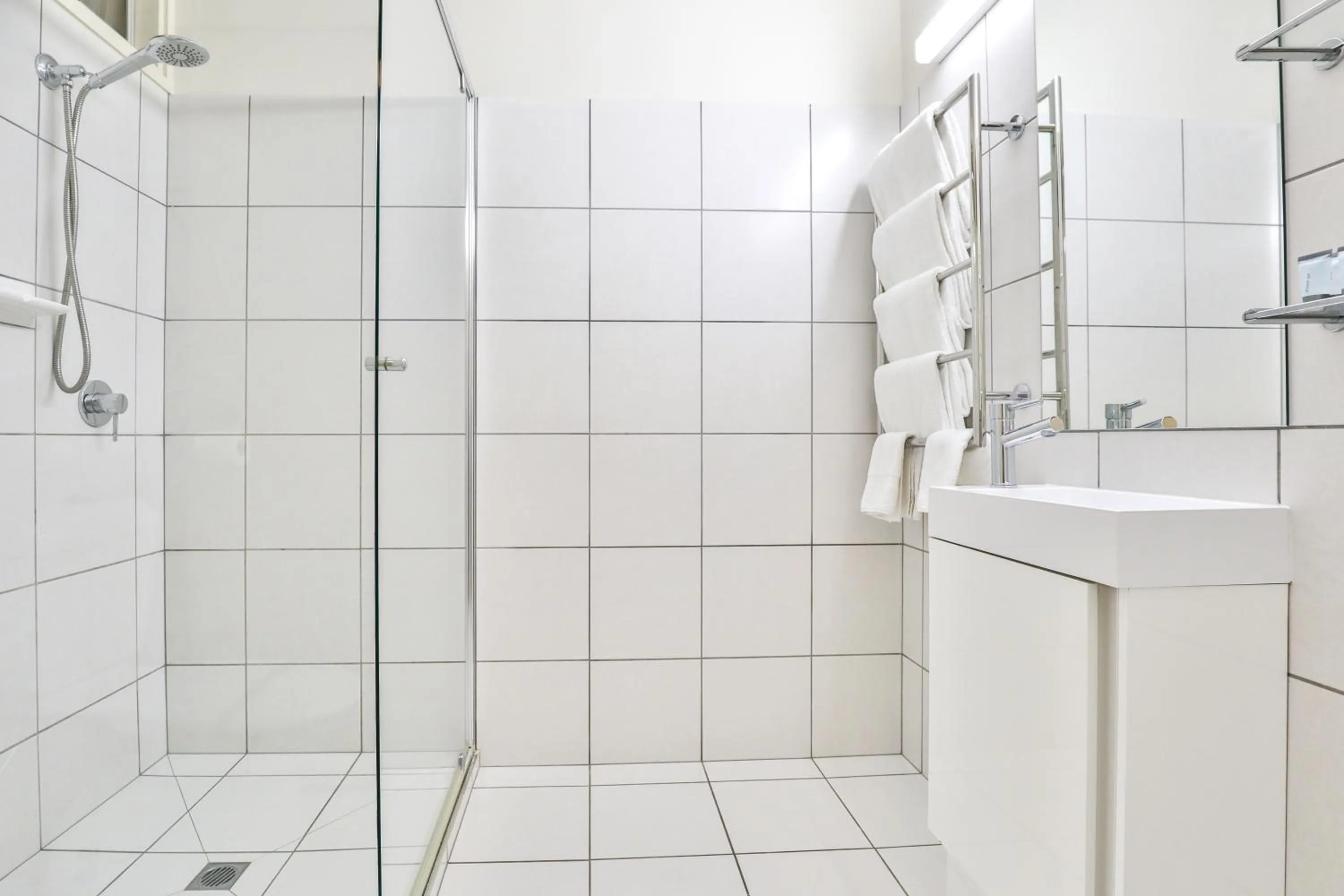 Shower in Cottonwood Motor Inn