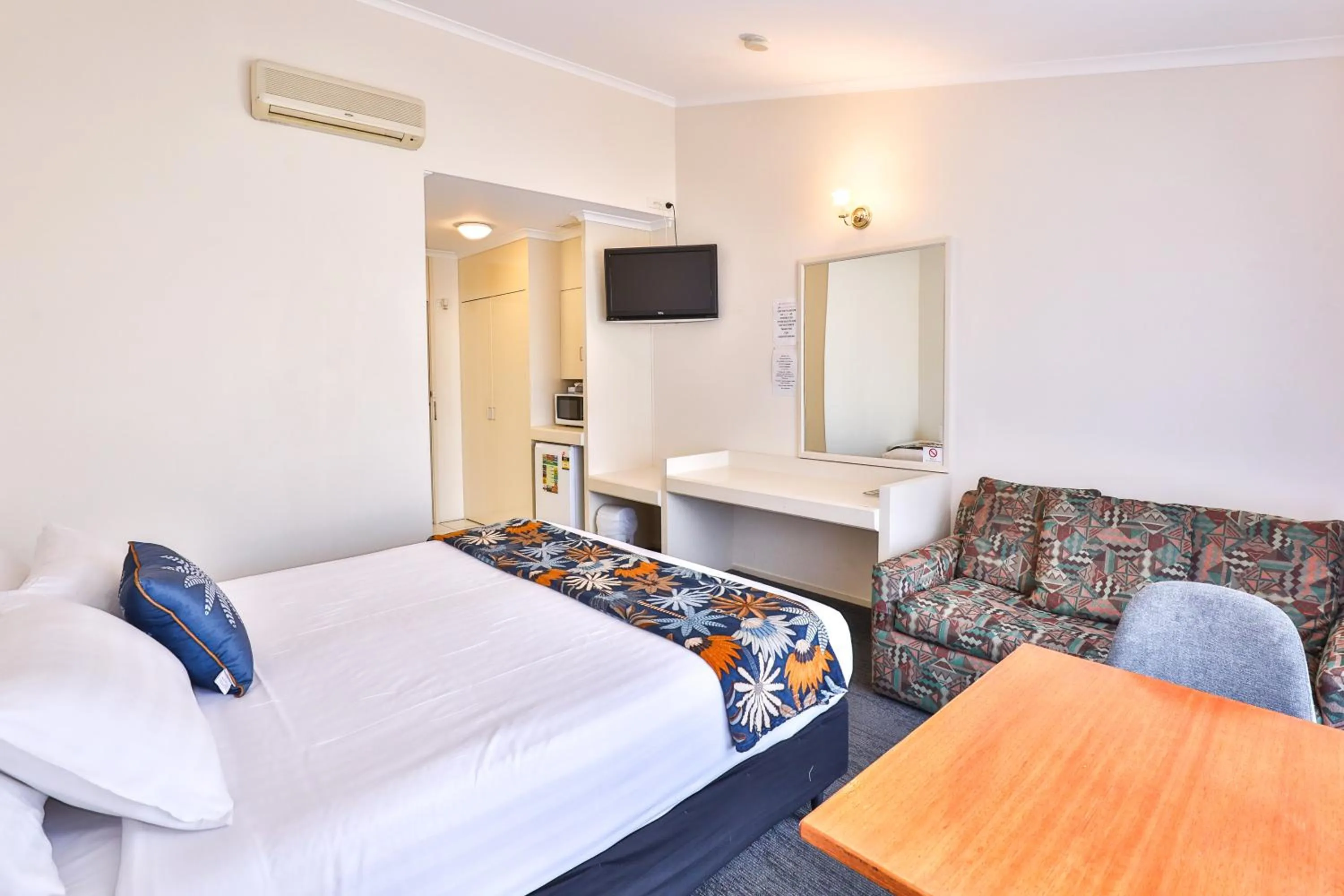 Bed in Cottonwood Motor Inn