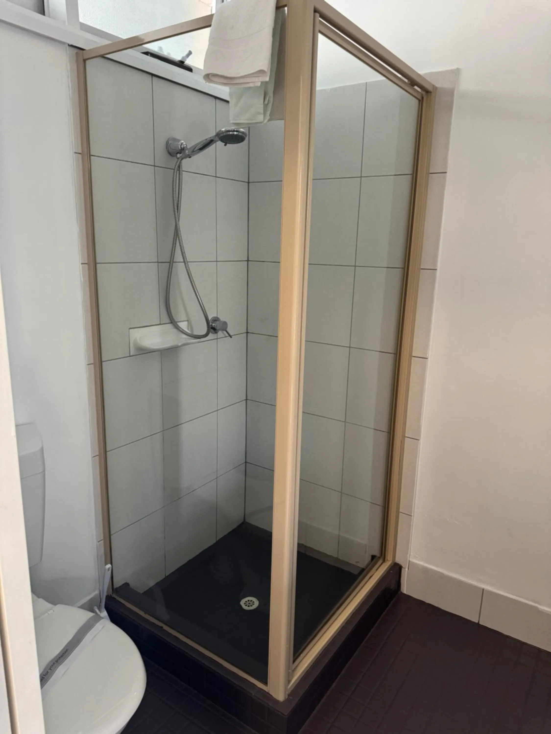 Bathroom in Cottonwood Motor Inn