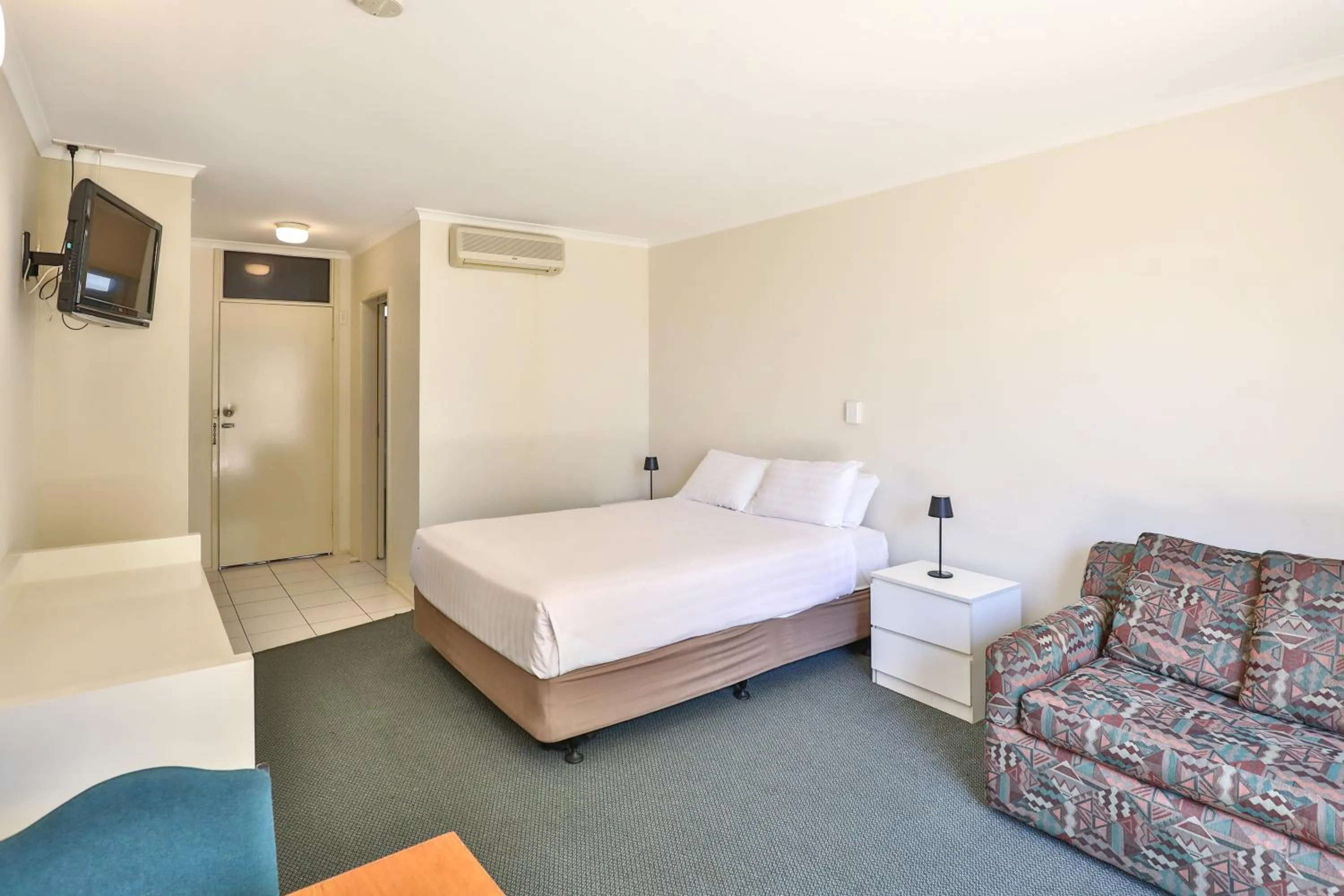 Bed in Cottonwood Motor Inn