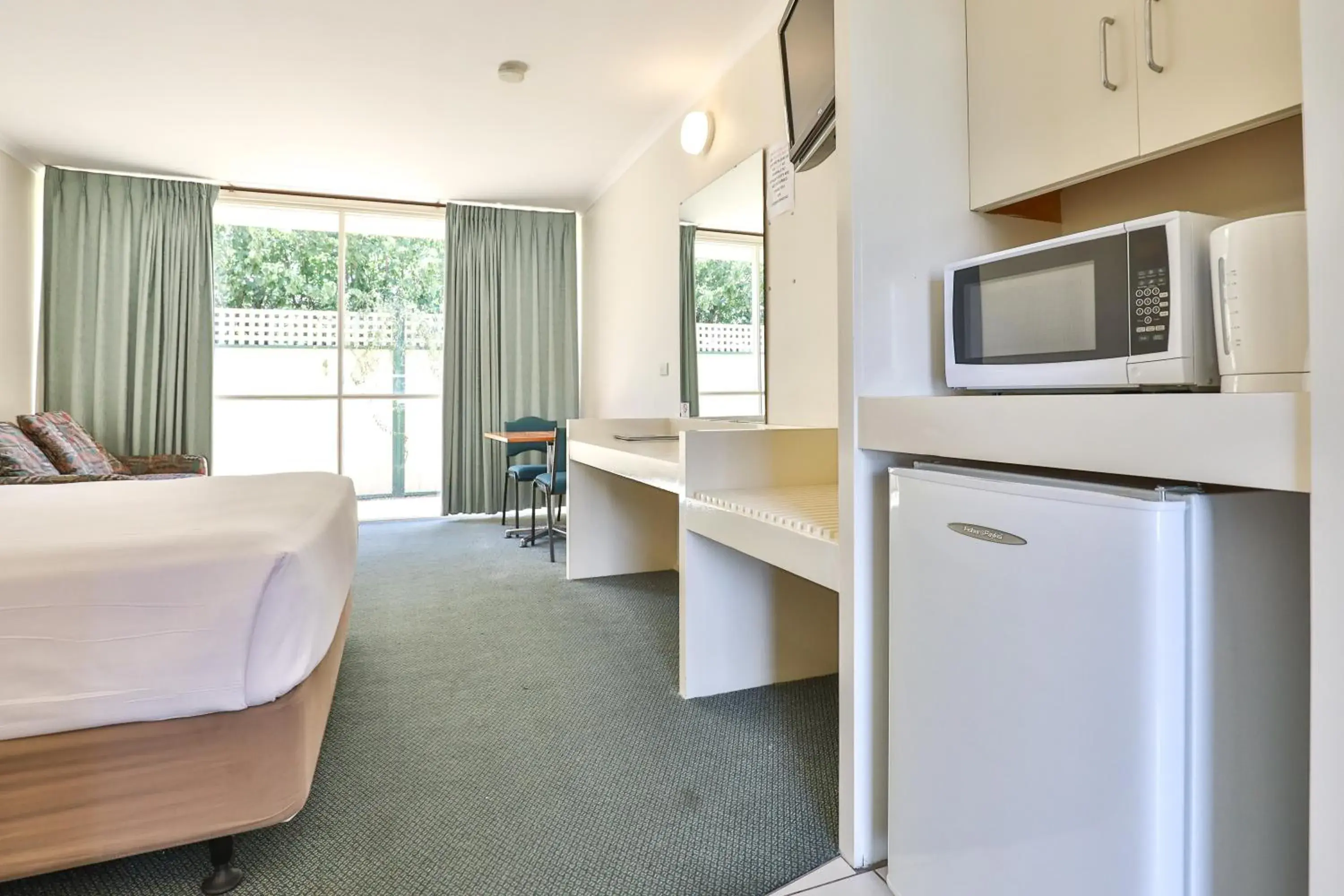 Deluxe Queen Room-No Pets Allowed in Cottonwood Motor Inn Deluxe Queen Room-No Pets Allowed in Cottonwood Motor Inn