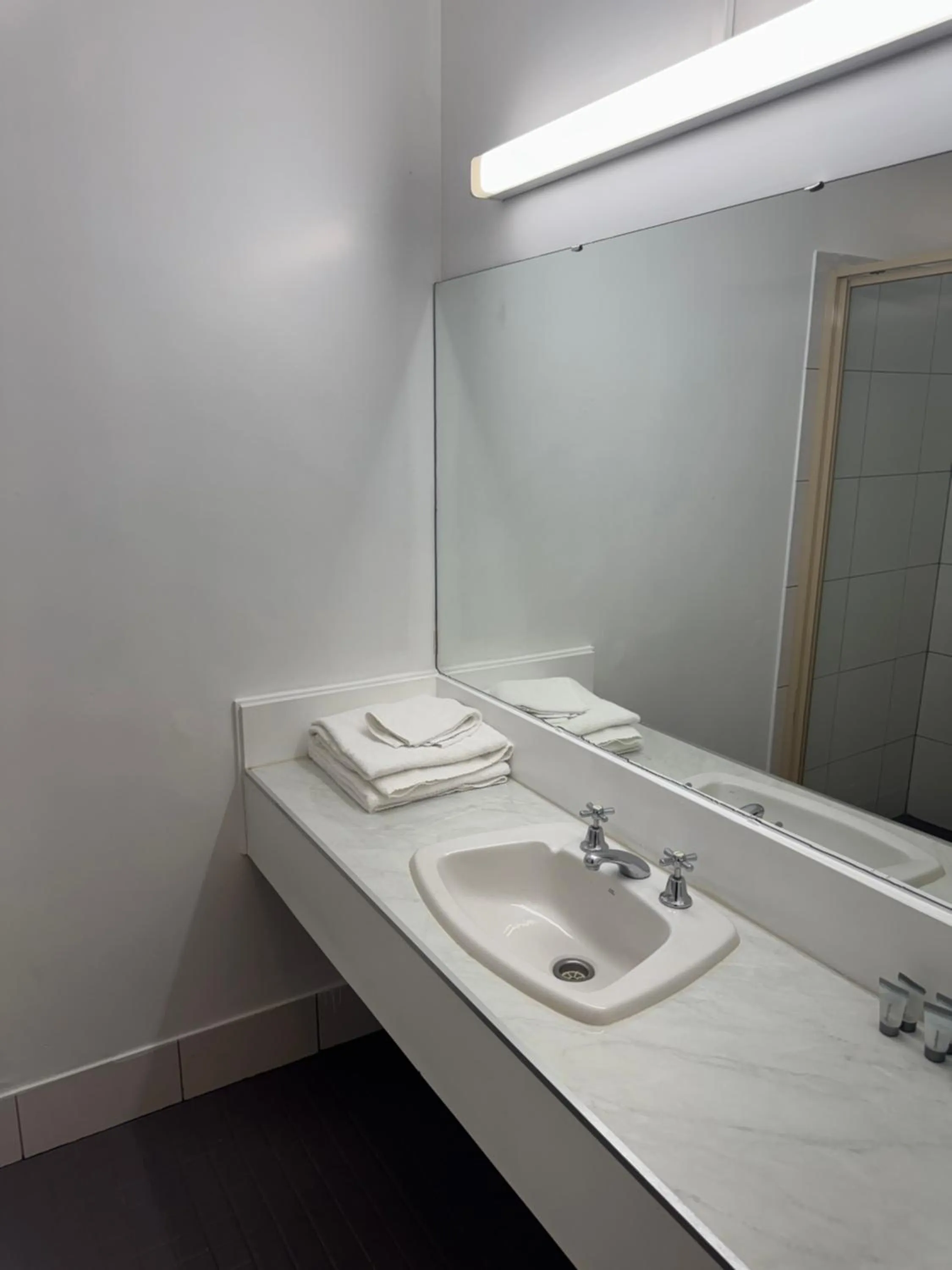 Bathroom in Cottonwood Motor Inn