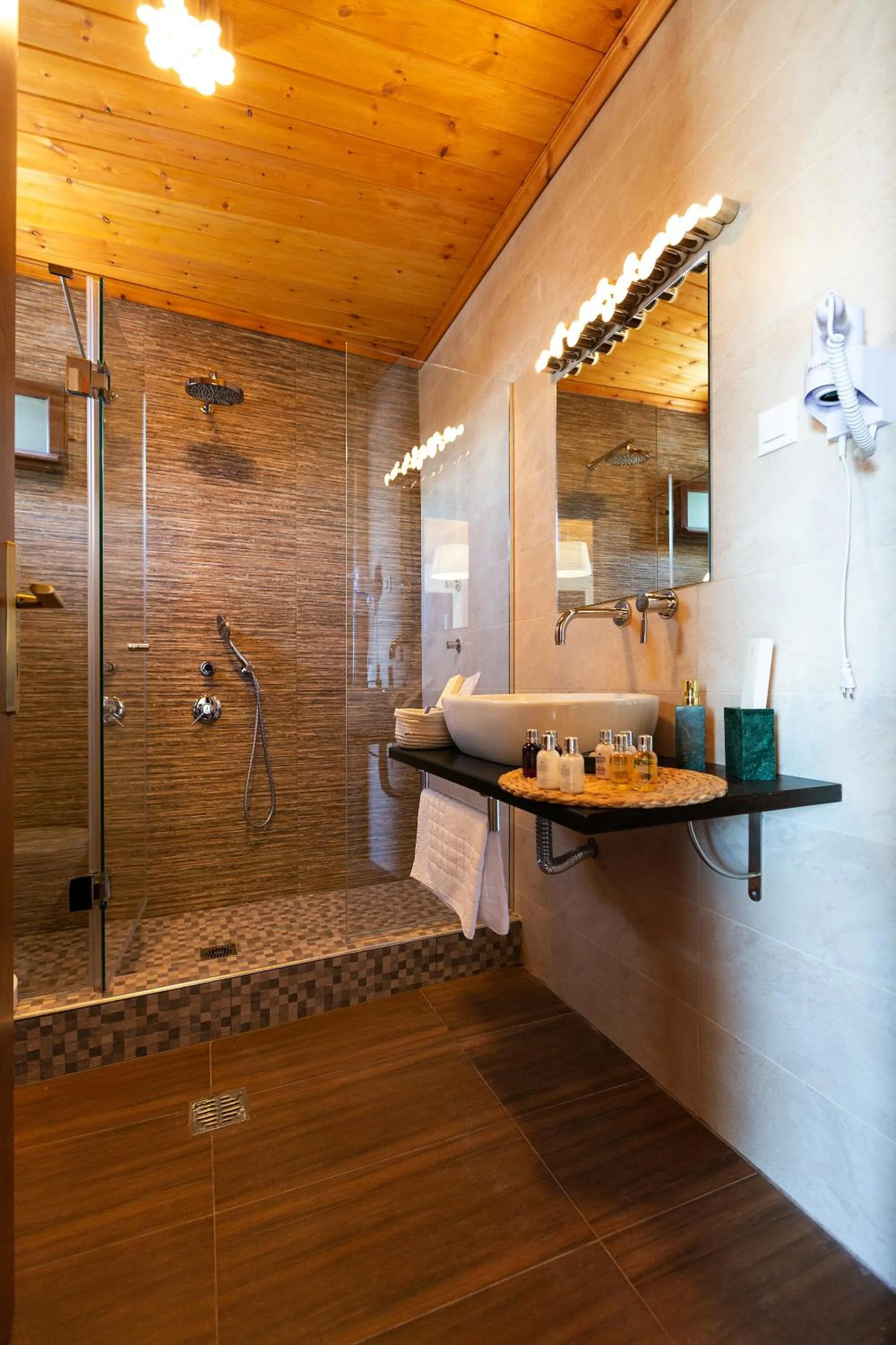 Shower in 1822 Makrinitsa Suites