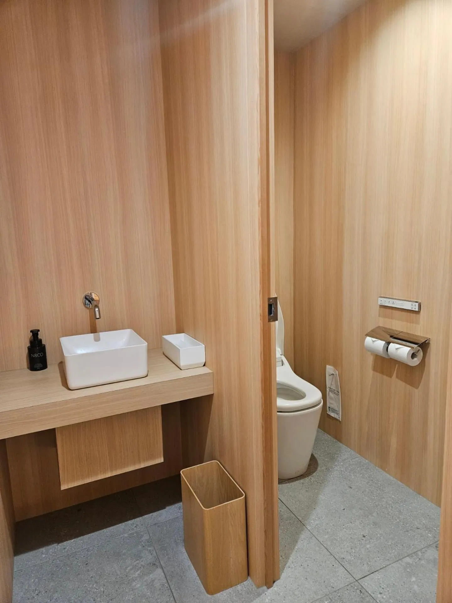 Toilet in Grandia Housen