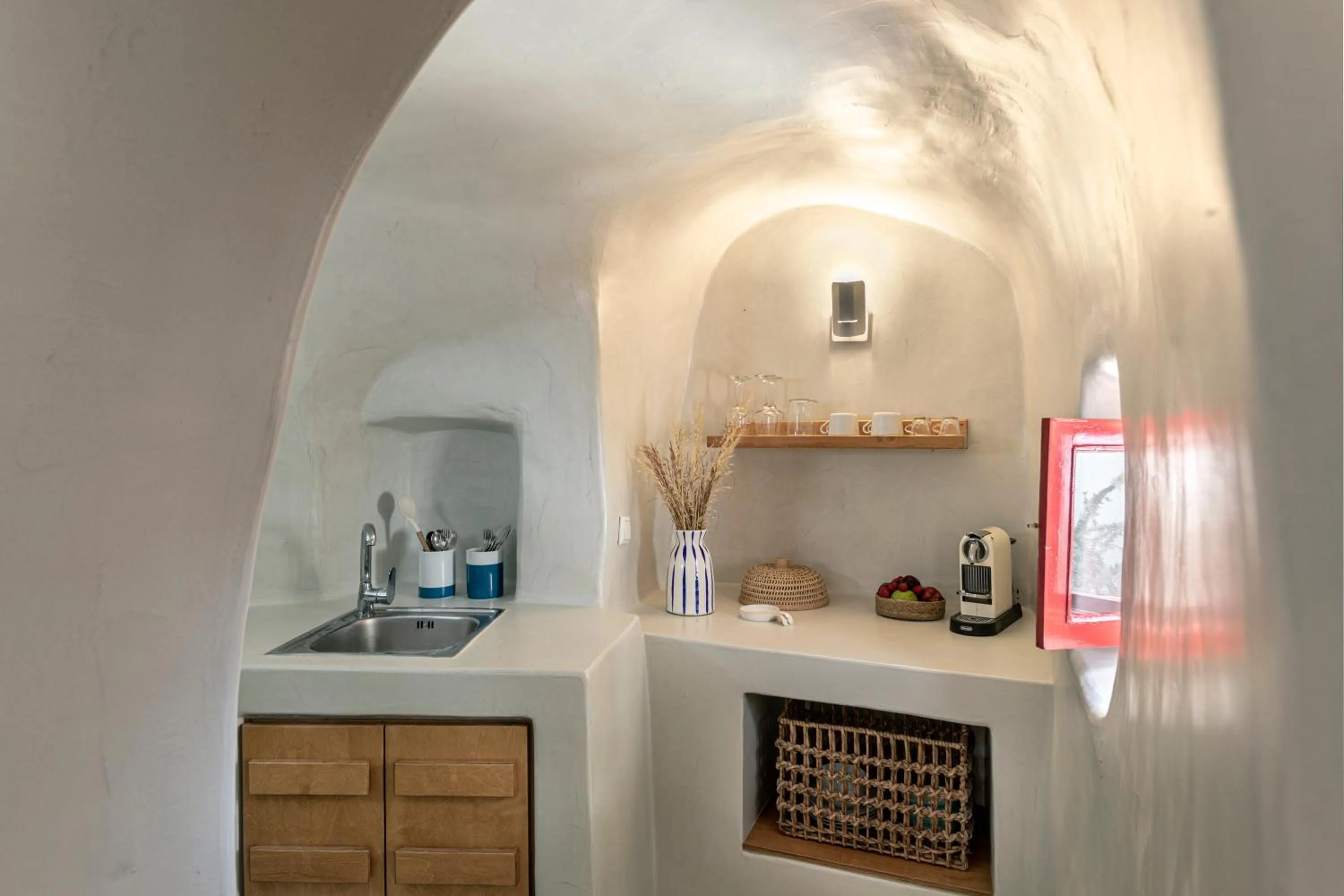 Coffee/tea facilities in White Cave by Caldera Houses