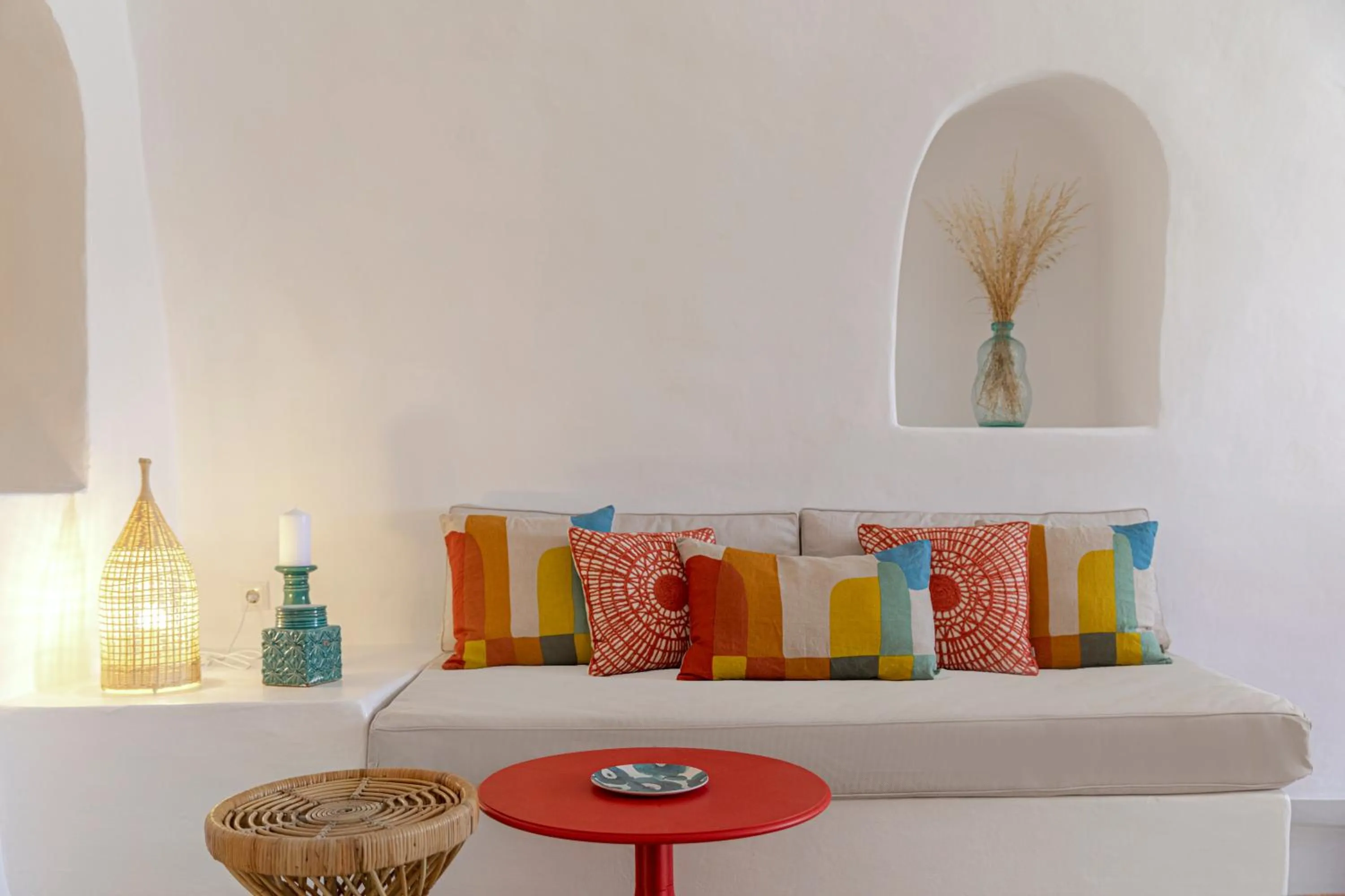 Living room, Bed in White Cave by Caldera Houses