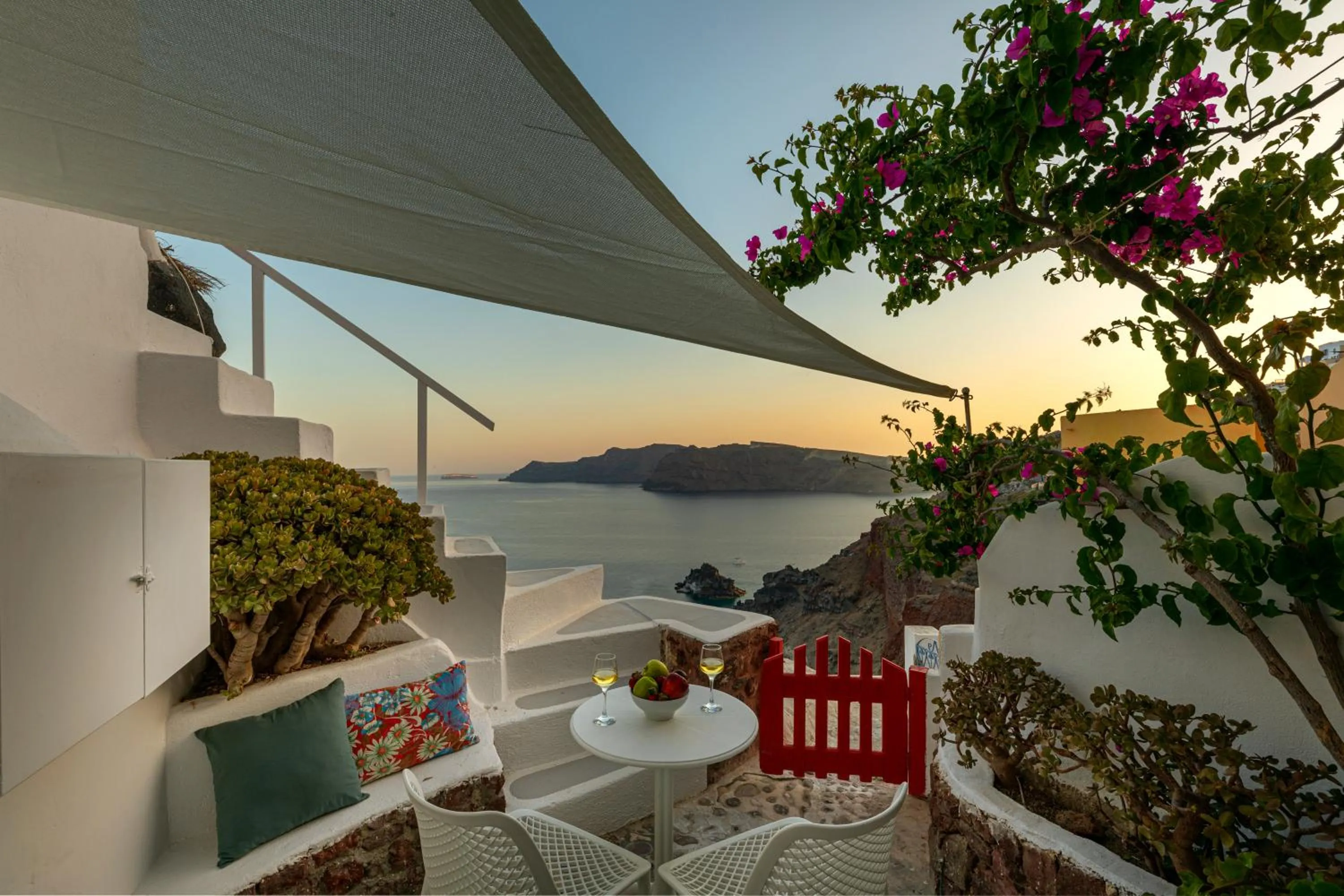 Balcony/Terrace in White Cave by Caldera Houses
