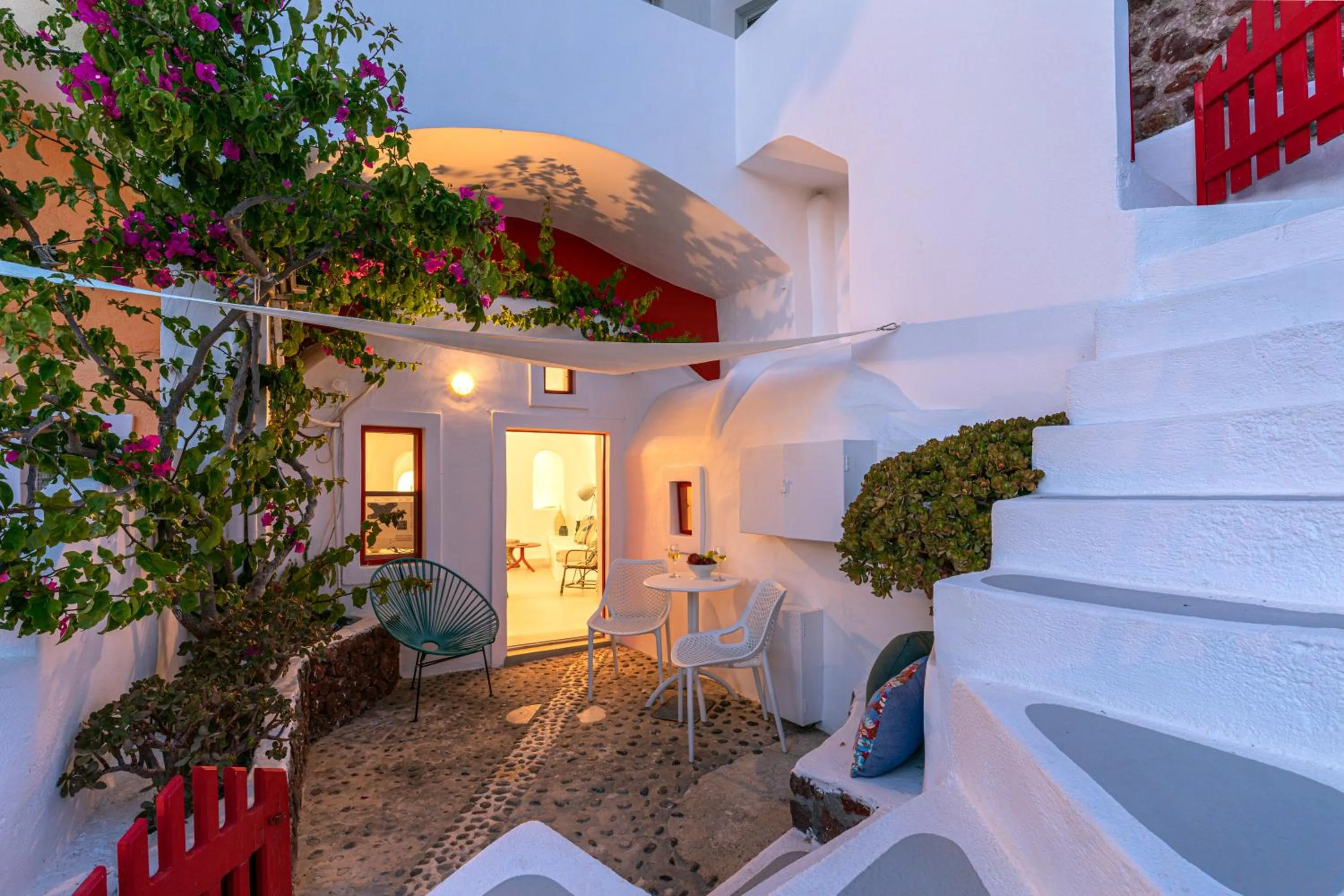 Balcony/Terrace in White Cave by Caldera Houses