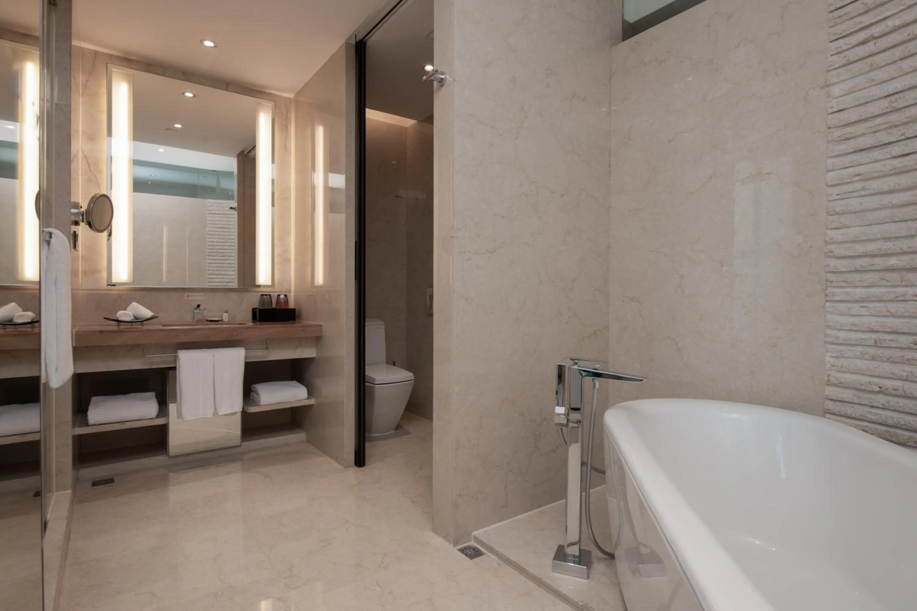 Shower in Vanburgh Hotel - Free shuttle bus transfer during Canton Fair