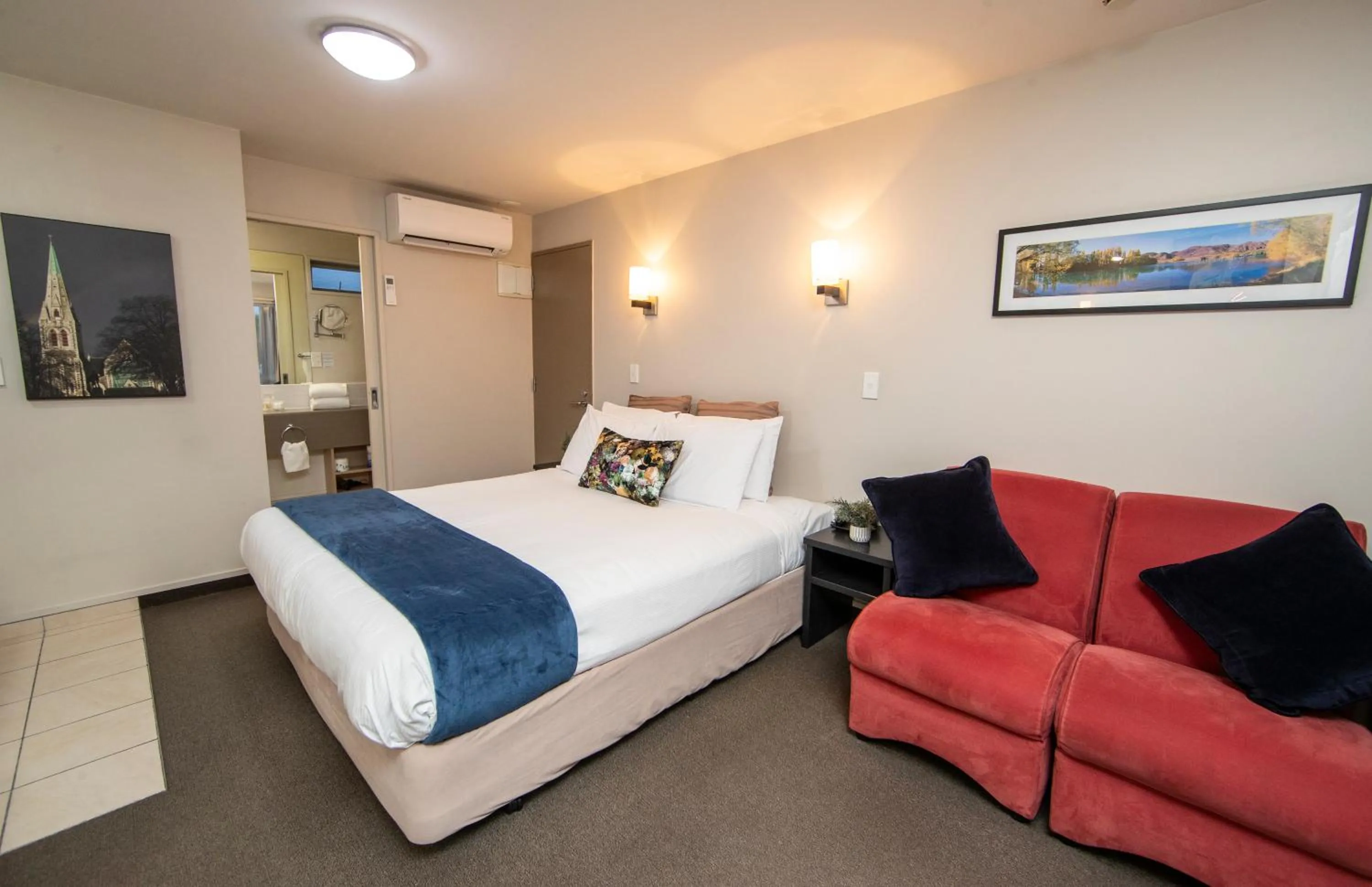 Bed in Cranford Oak Motel