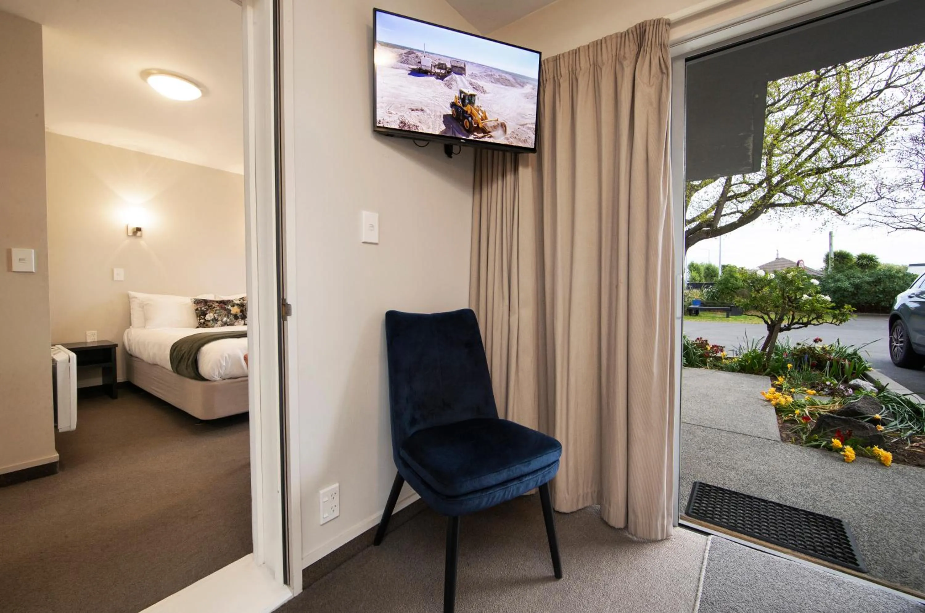 Bed in Cranford Oak Motel