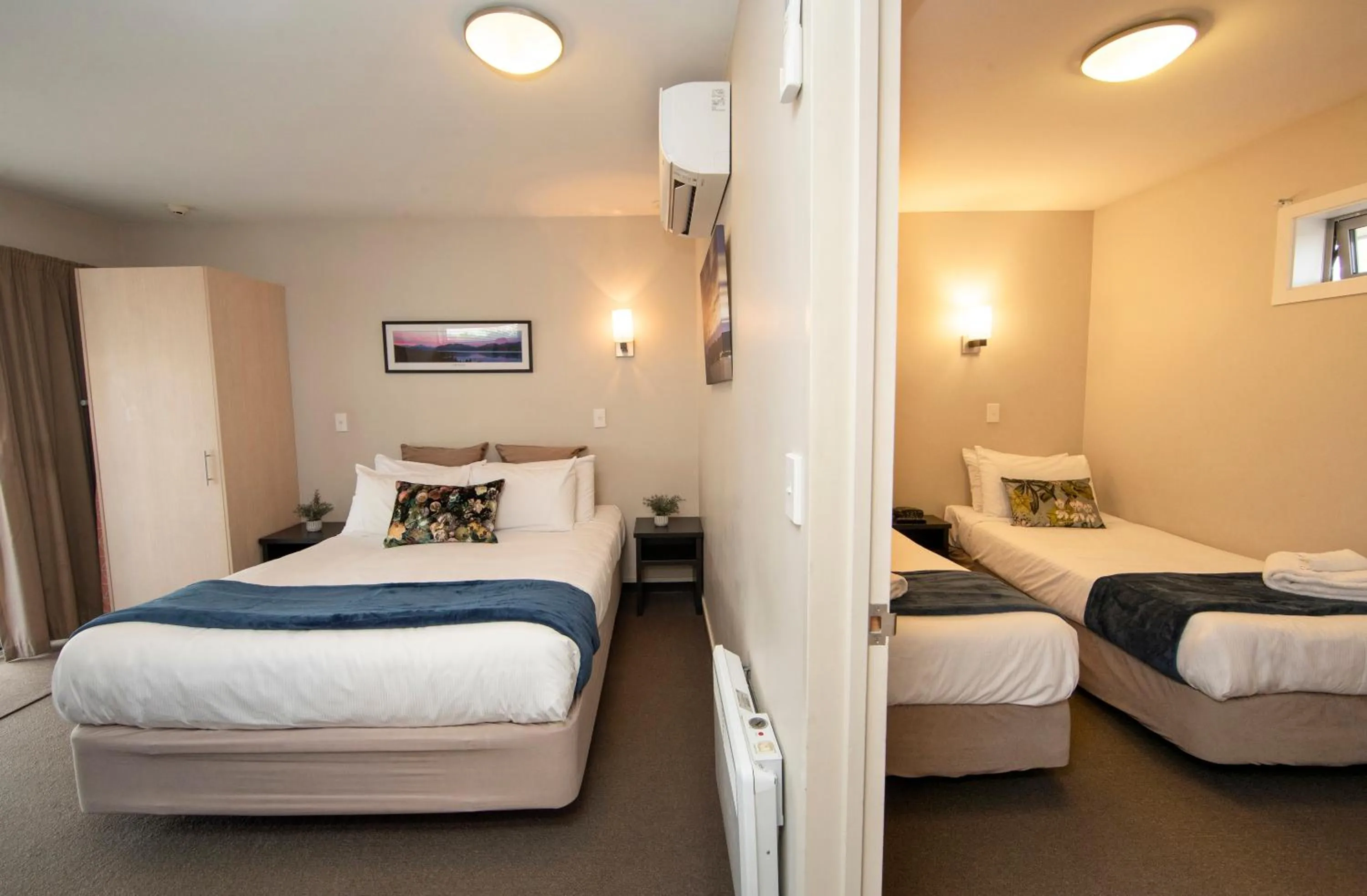 Bed in Cranford Oak Motel