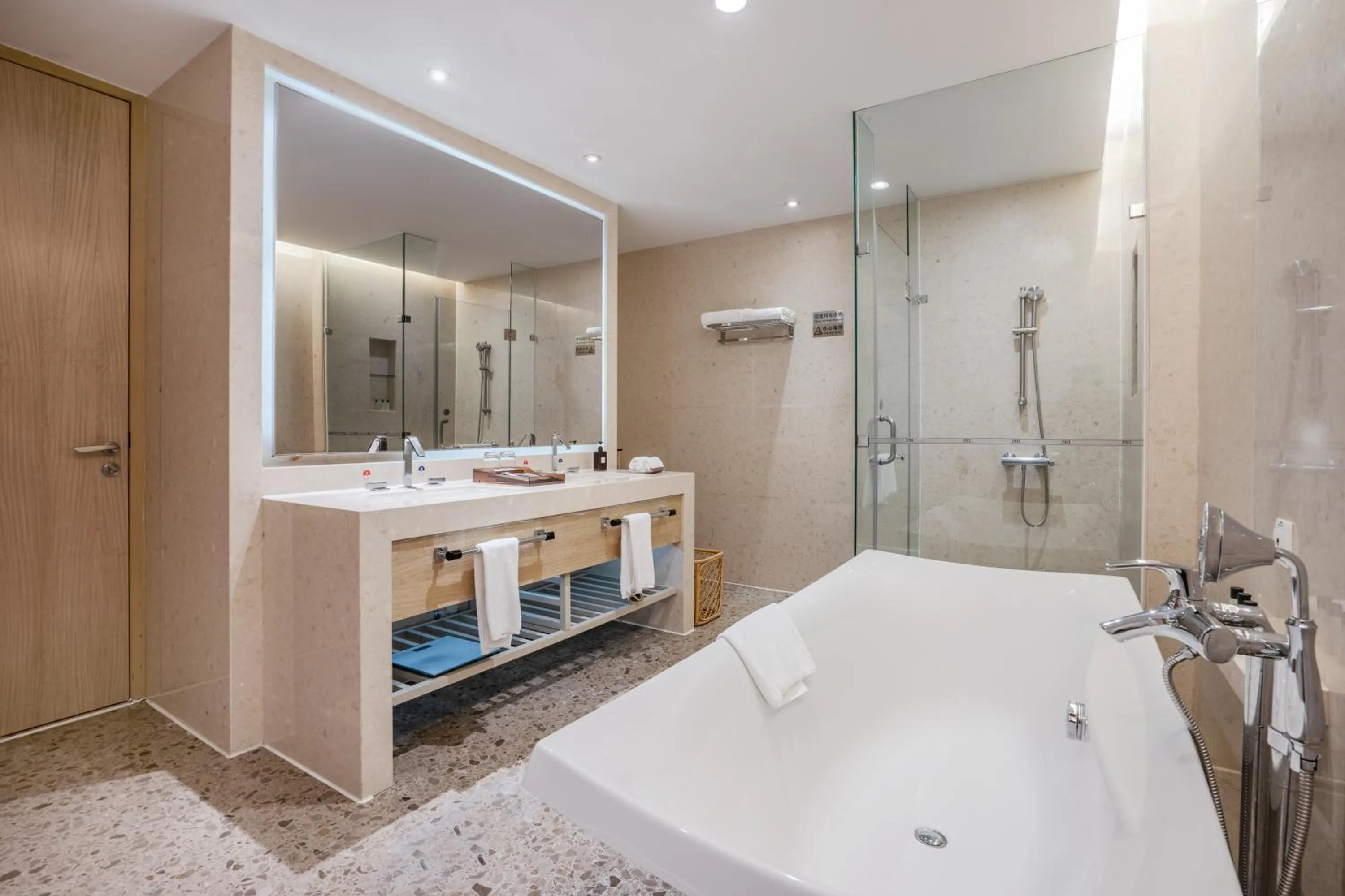 Bath, Bathroom in Pearl River International Hotel（International Textile City）