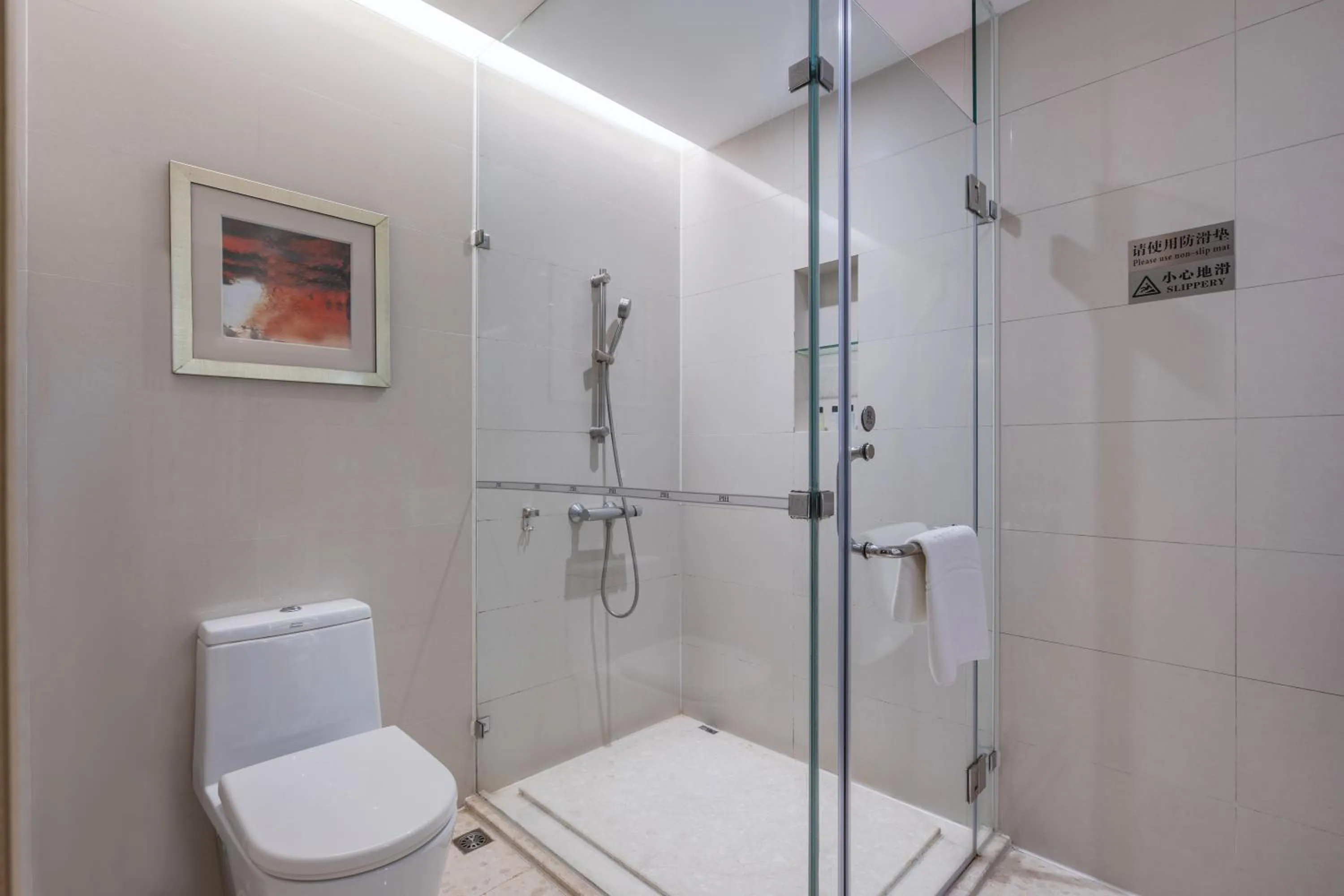 Shower, Bathroom in Pearl River International Hotel（International Textile City）