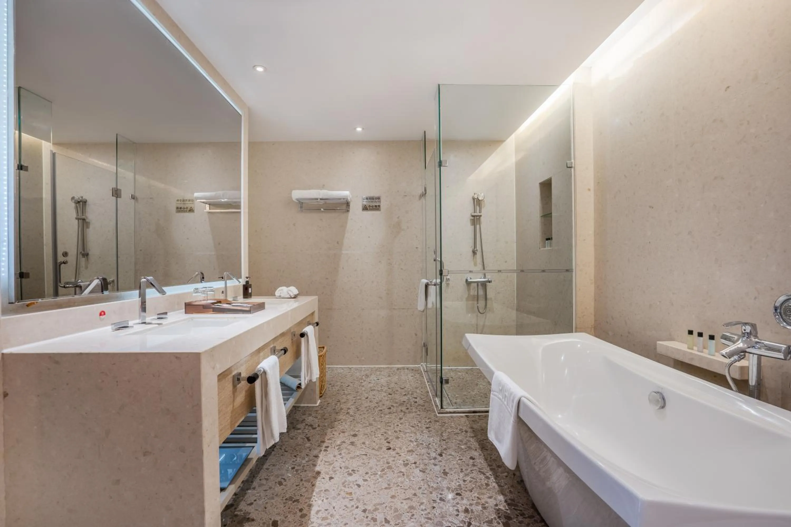 Bath, Bathroom in Pearl River International Hotel（International Textile City）