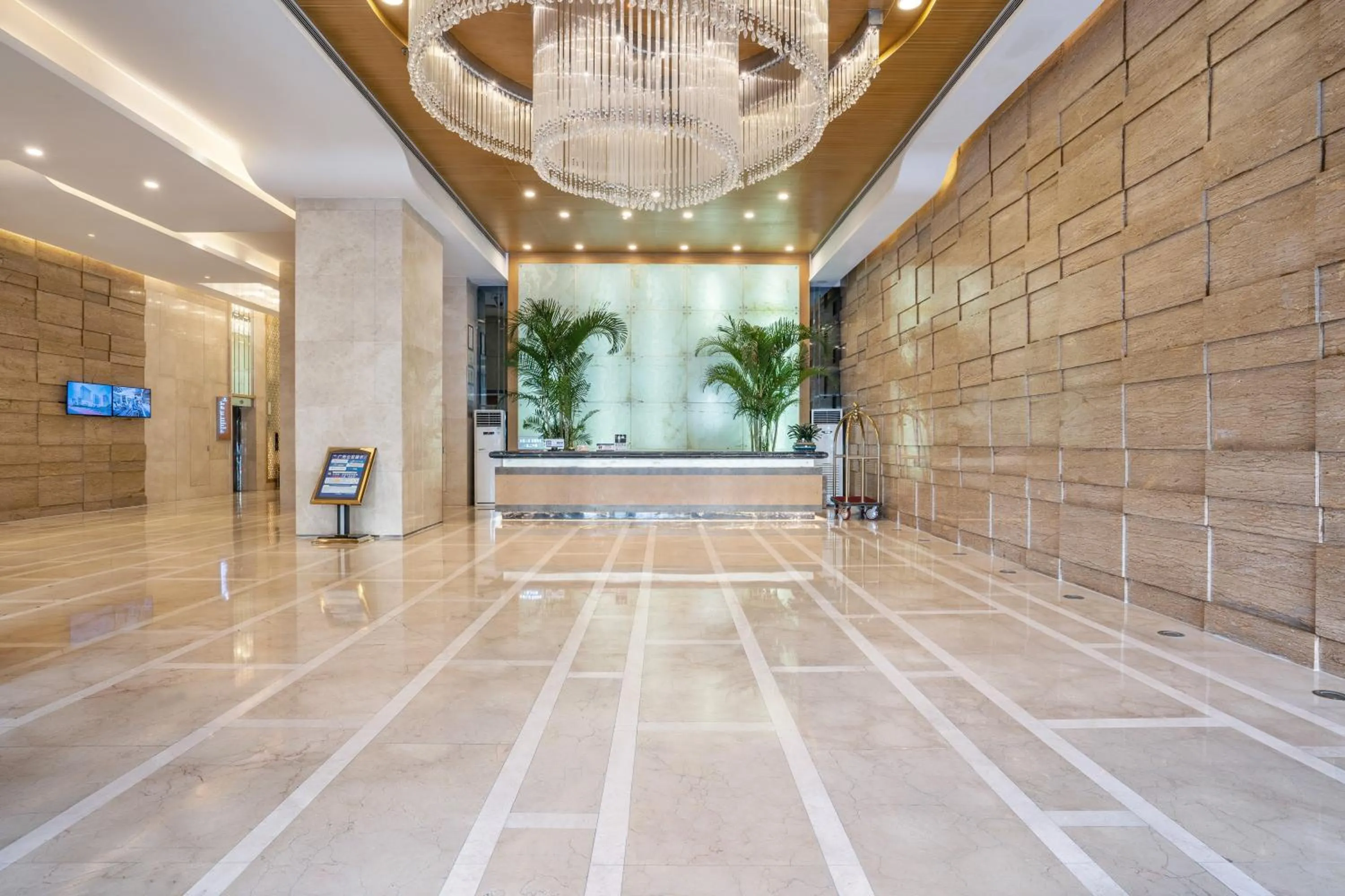 Lobby or reception in Pearl River International Hotel（International Textile City）