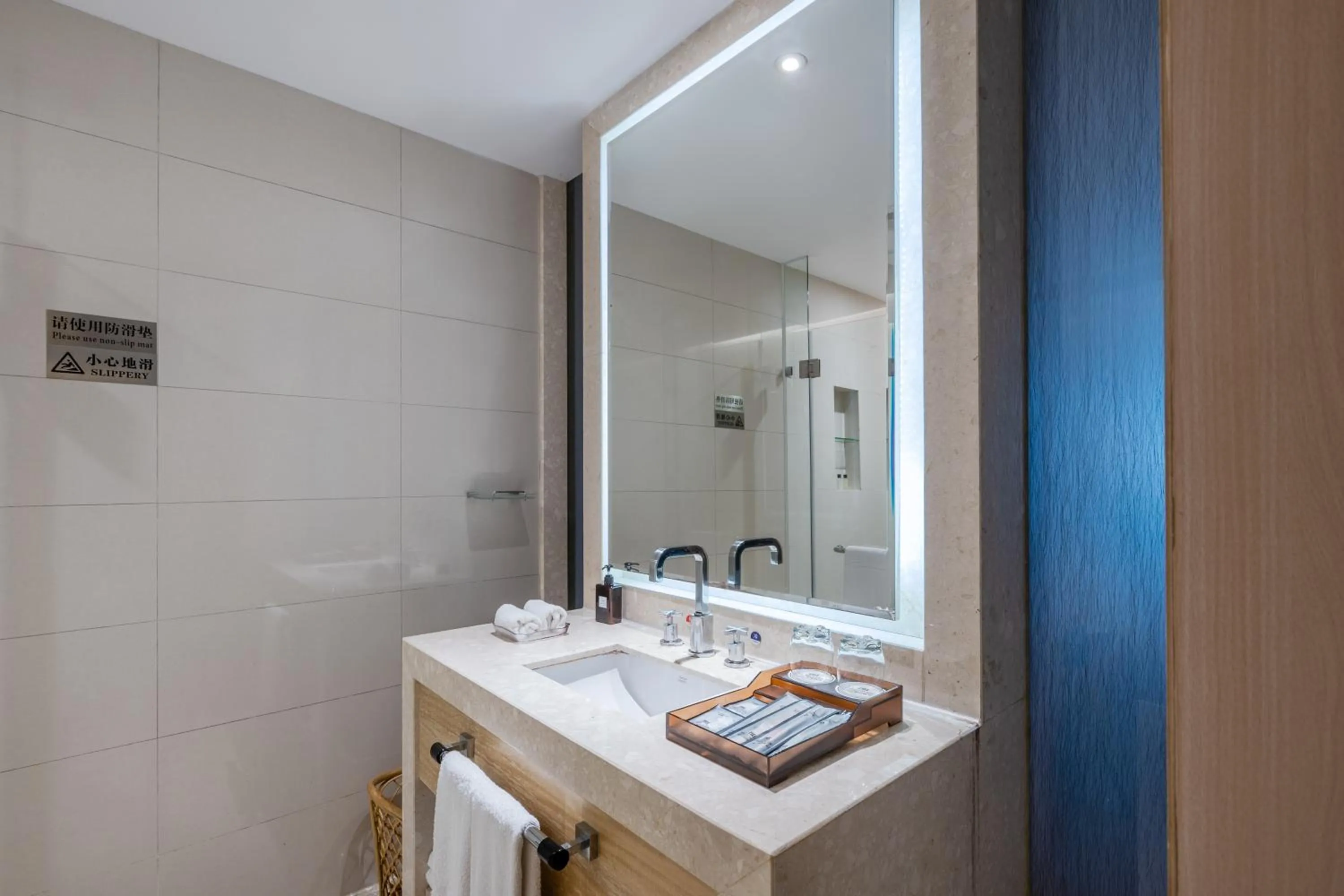 Toilet, Bathroom in Pearl River International Hotel（International Textile City）