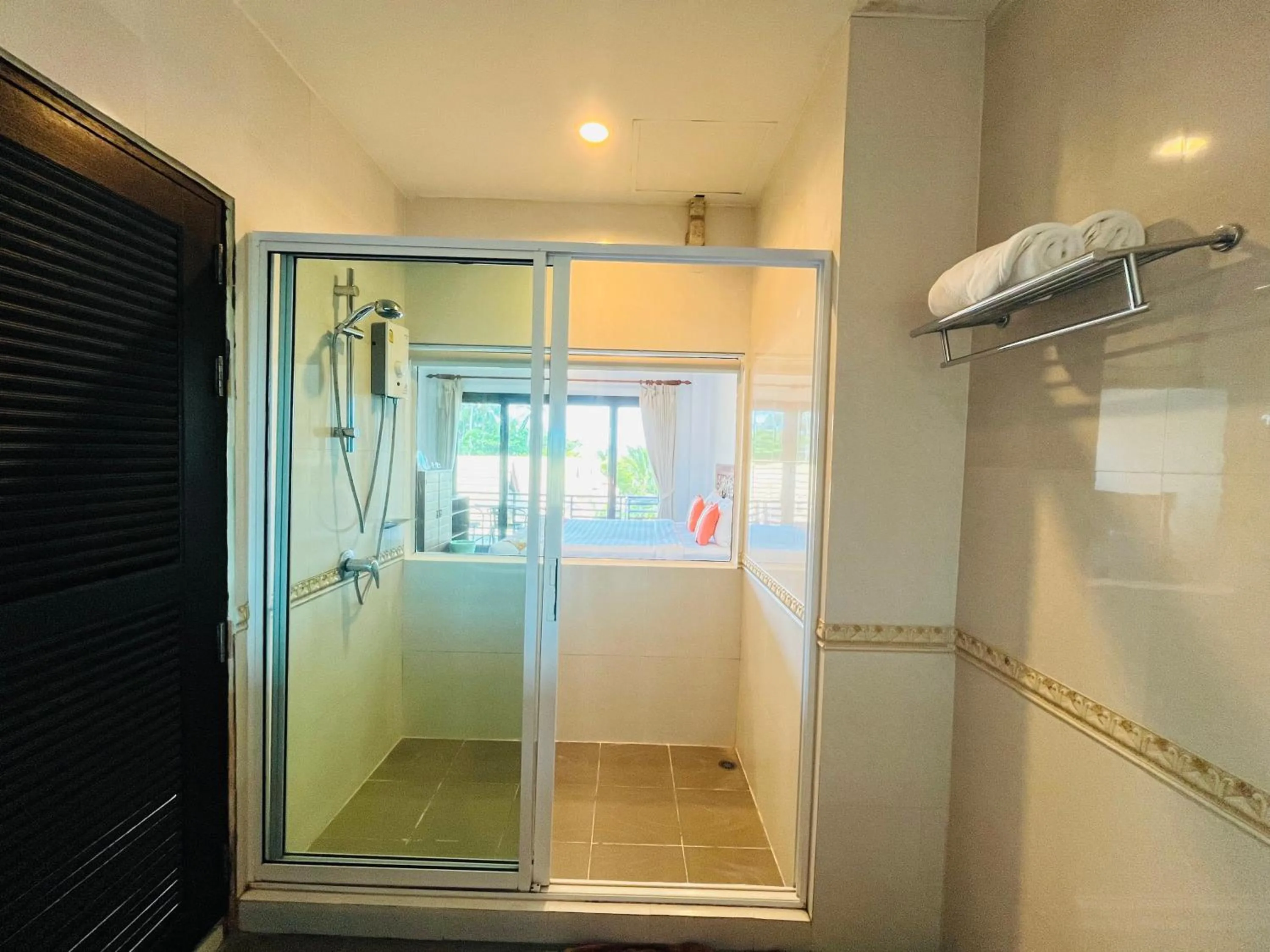 Shower in Poolsawat Villa - SHA Plus