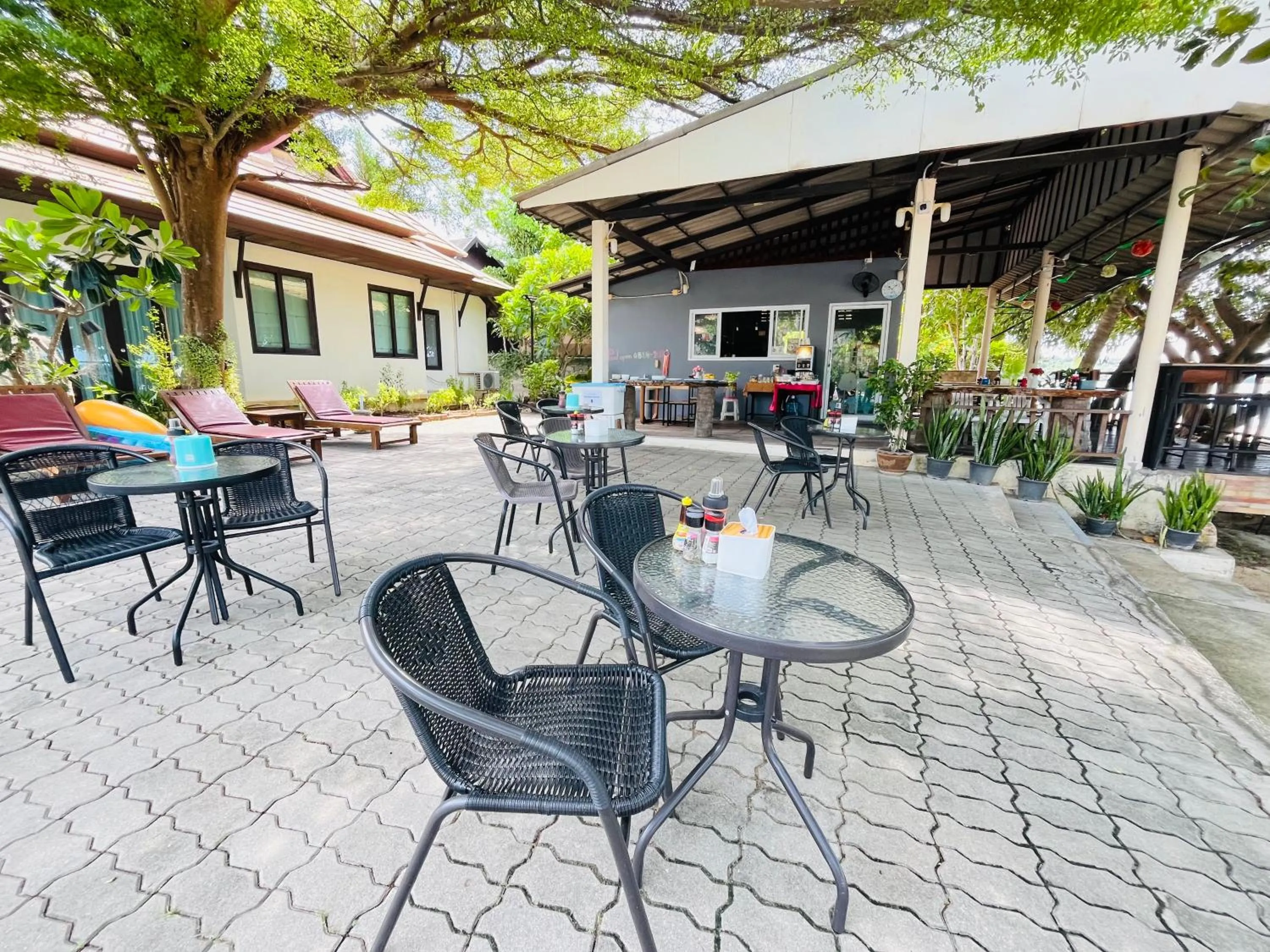 Restaurant/places to eat in Poolsawat Villa - SHA Plus