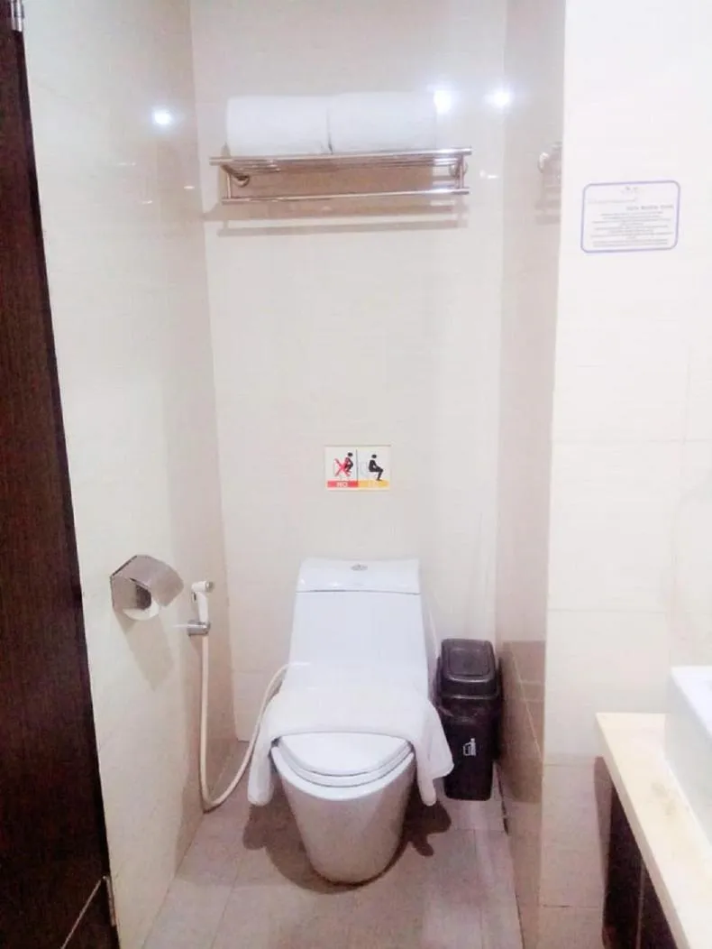 Bathroom in Daima Hotel Padang