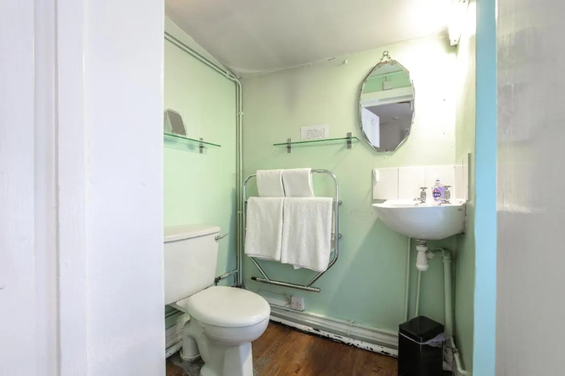 Bathroom in City Studios - Rodney Street