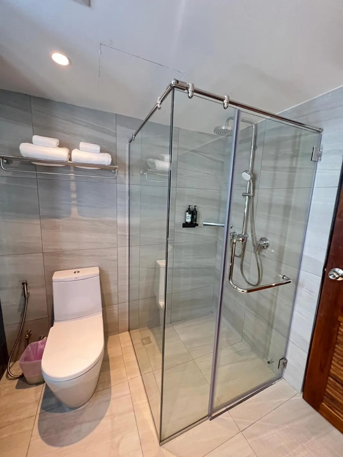 Shower in Buri Sriphu Hotel