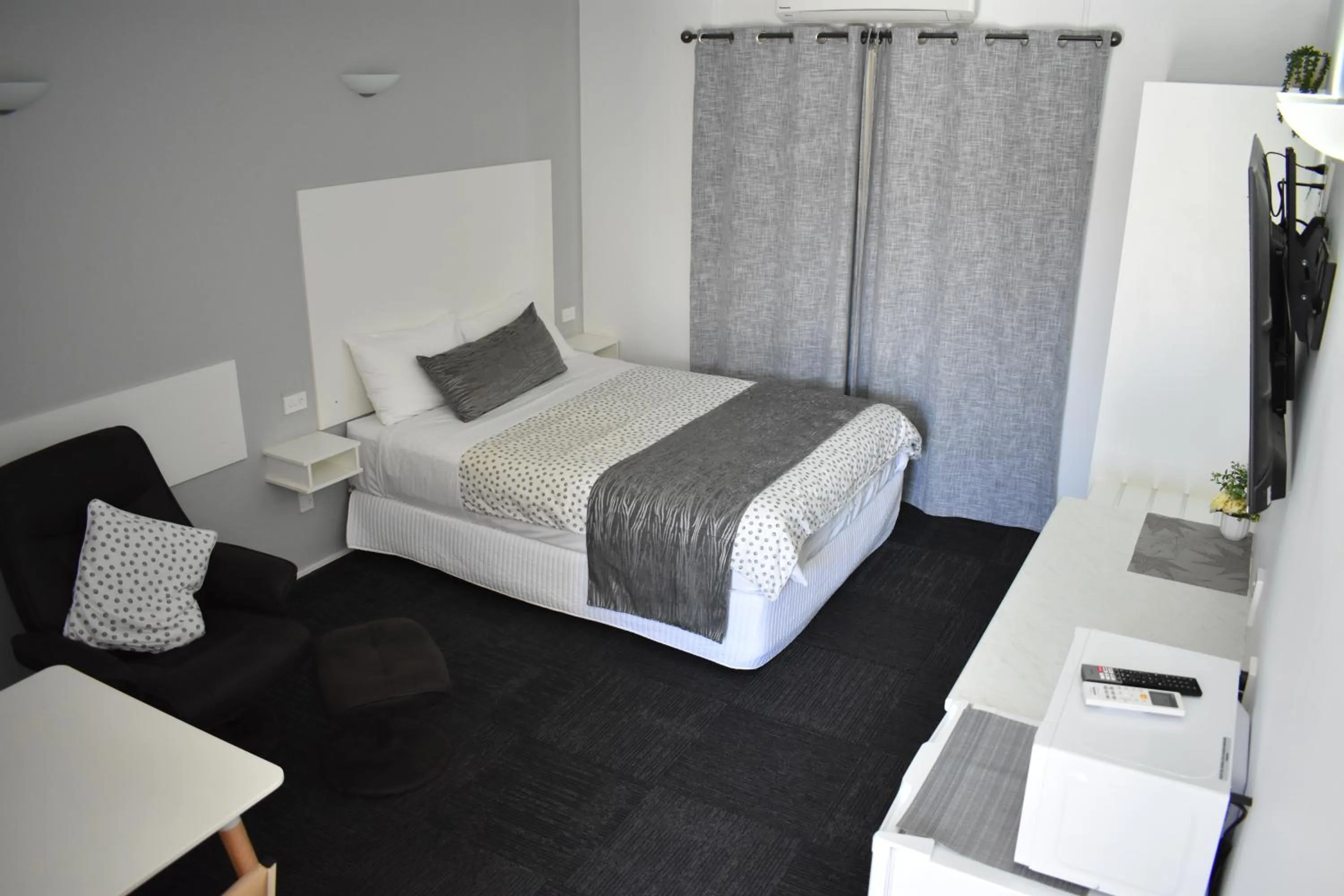 Bed in Riviana Motel