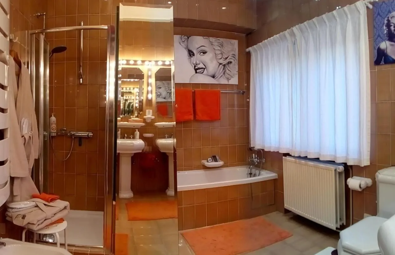 Bathroom in La Pastorale Brussels Expo