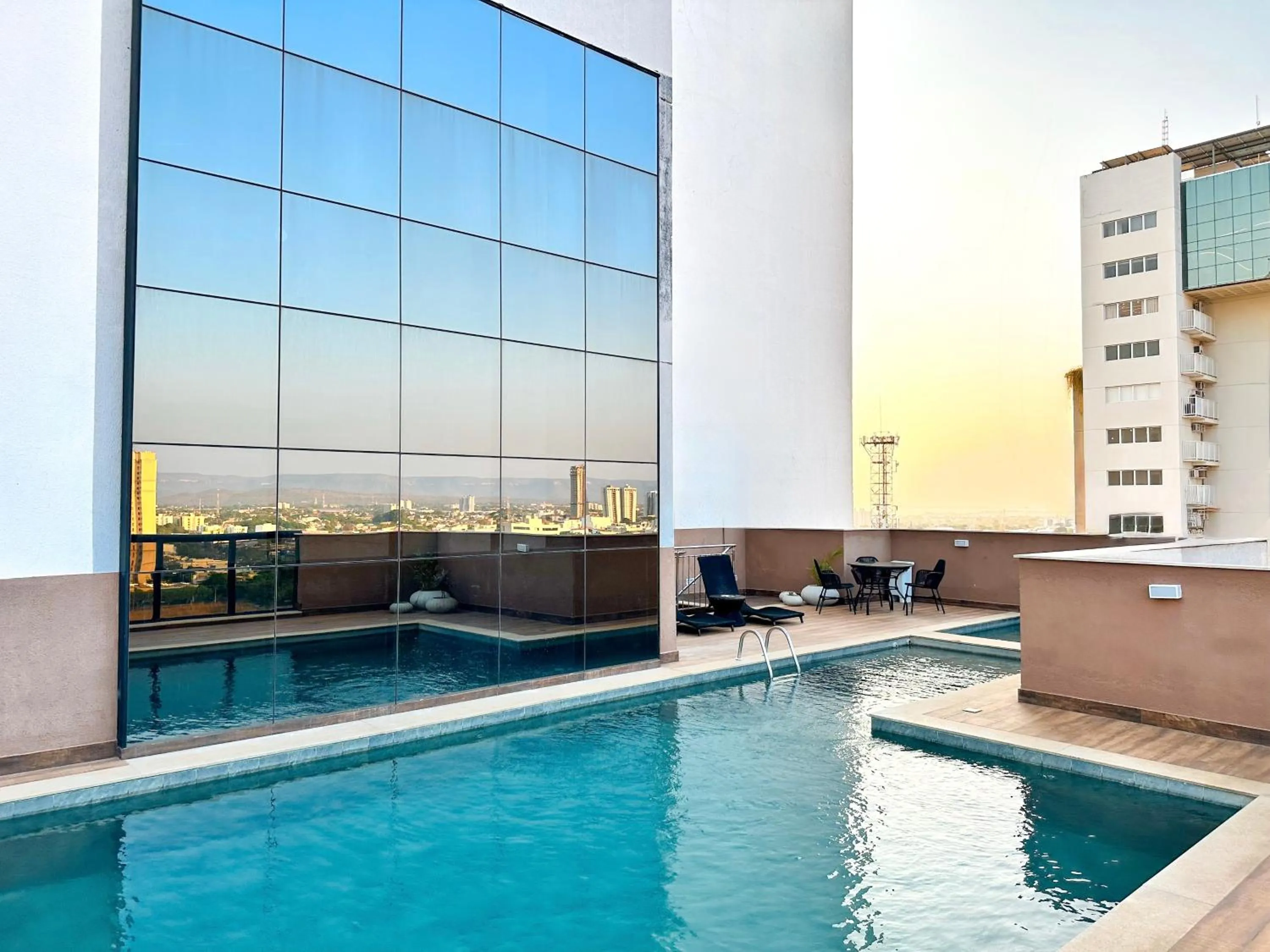 Swimming pool in Vivence Suítes Hotel Palmas
