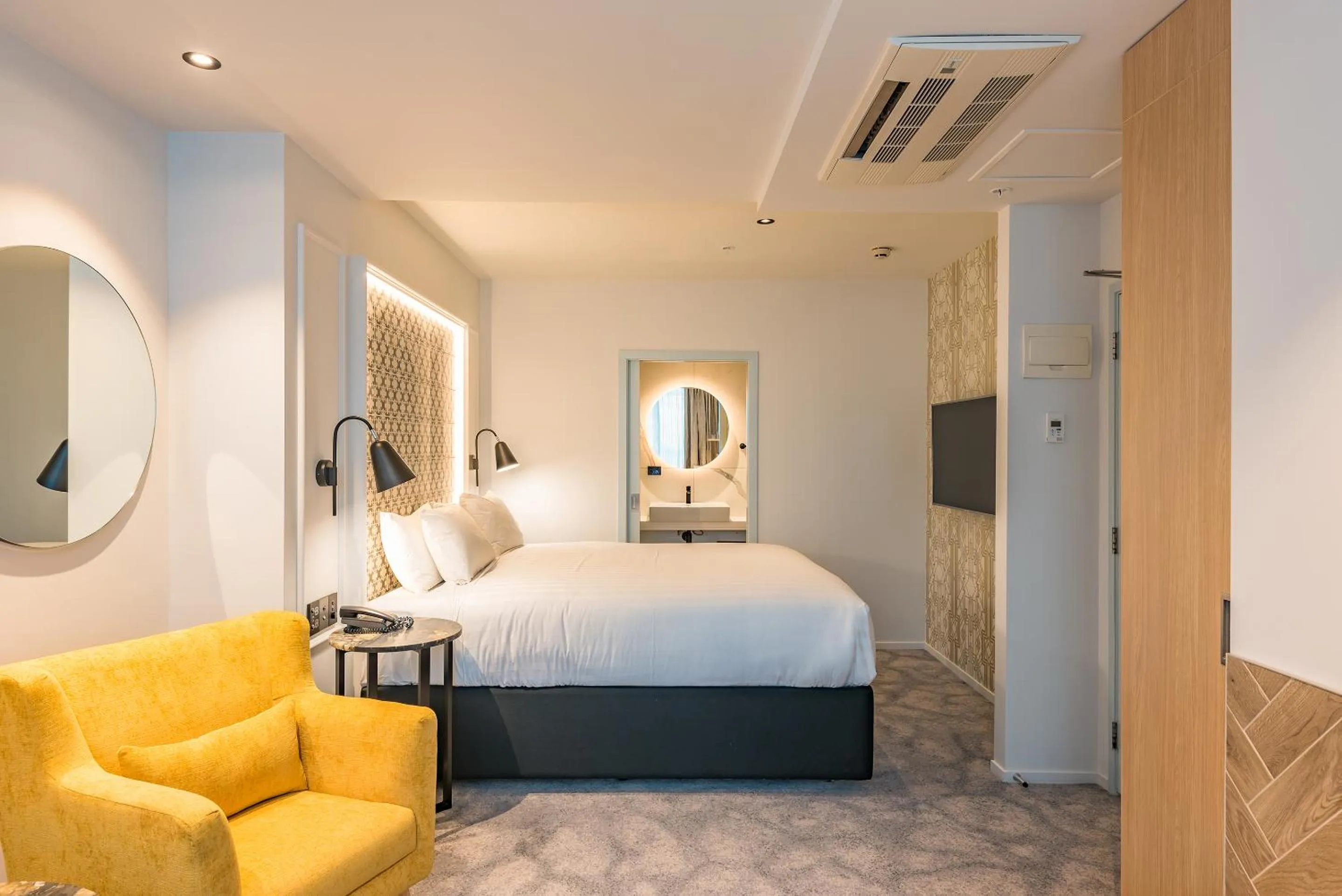 Photo of the whole room, Bed in Legacy Airedale Hotel Auckland