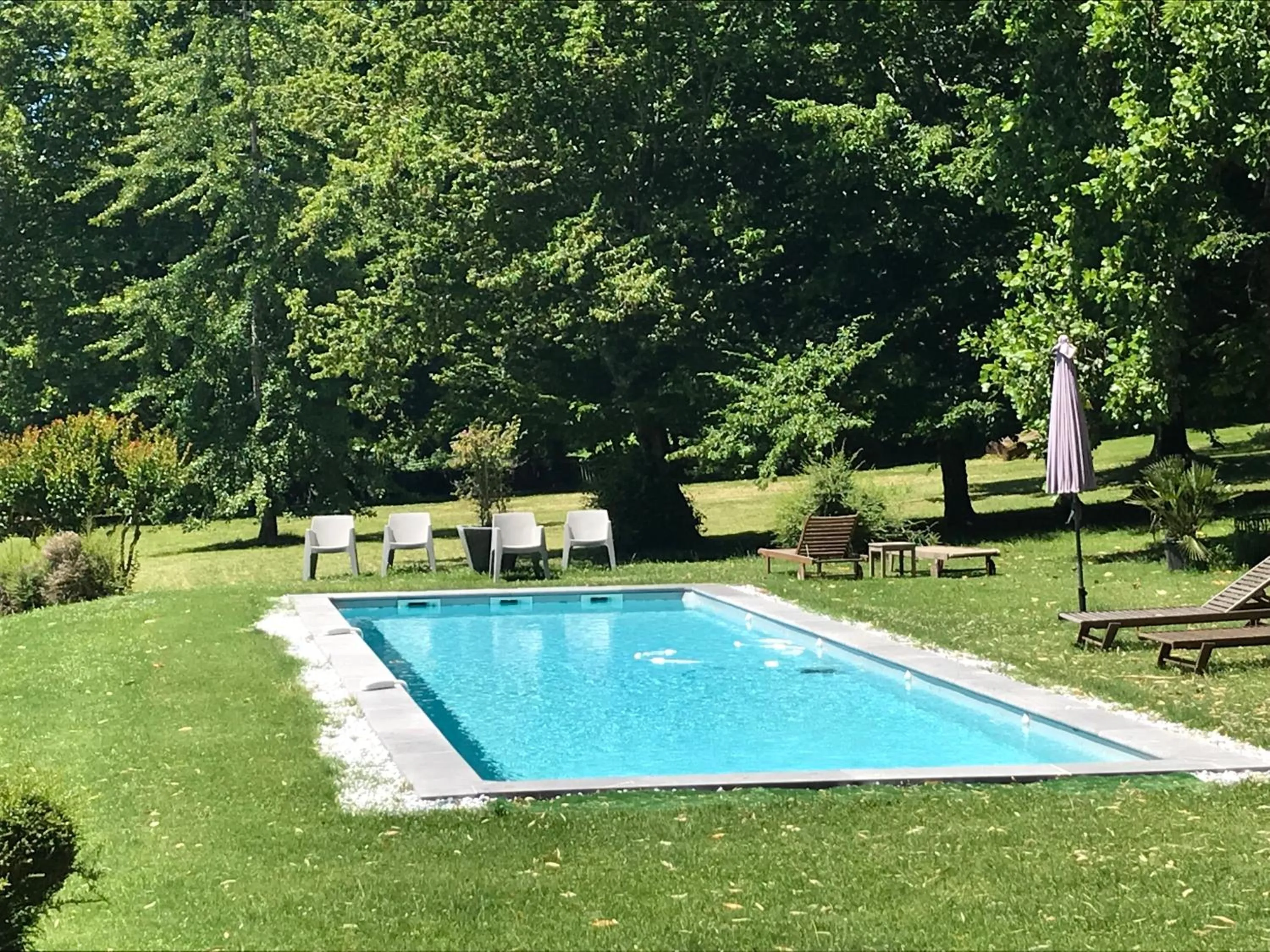 Swimming pool in La Rebière d'Or, B&B et Gîte