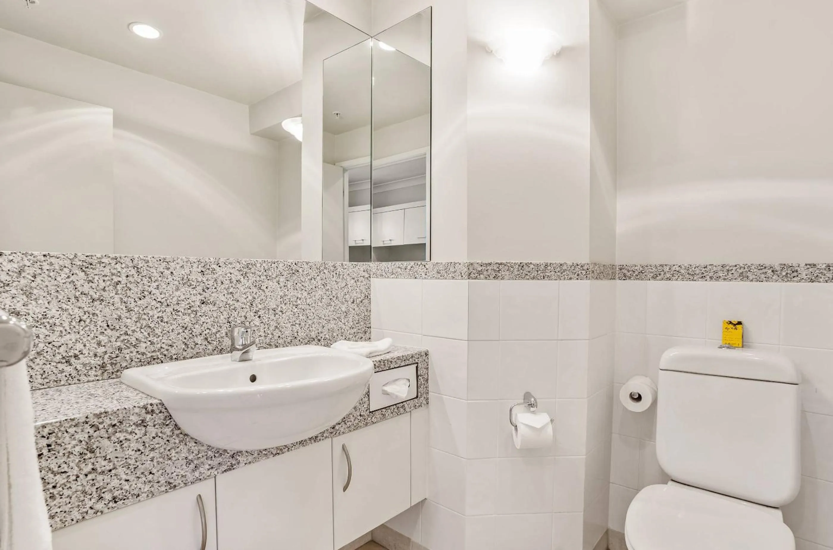 Toilet in Parkside Hotel & Apartments