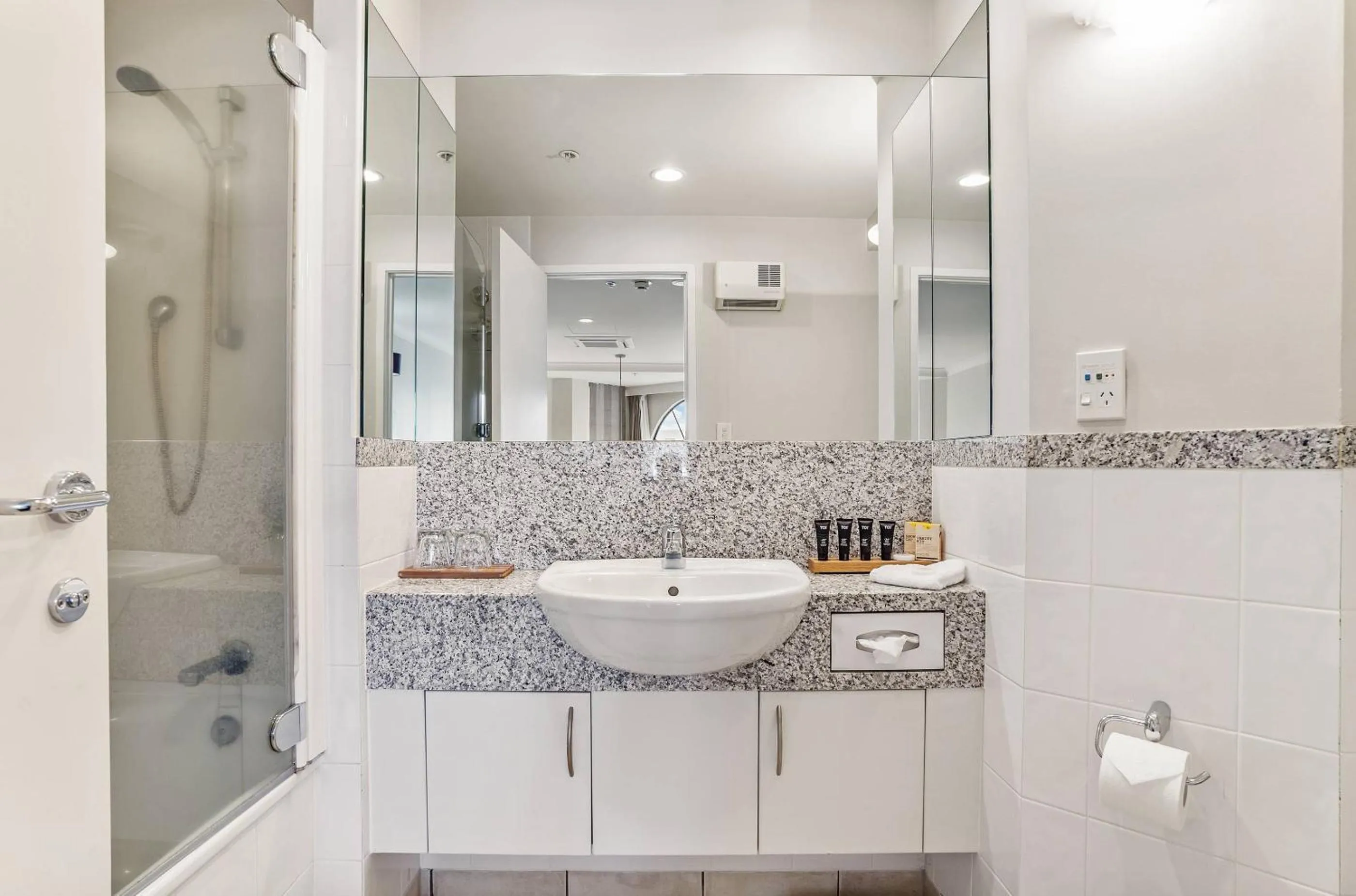 Shower in Parkside Hotel & Apartments