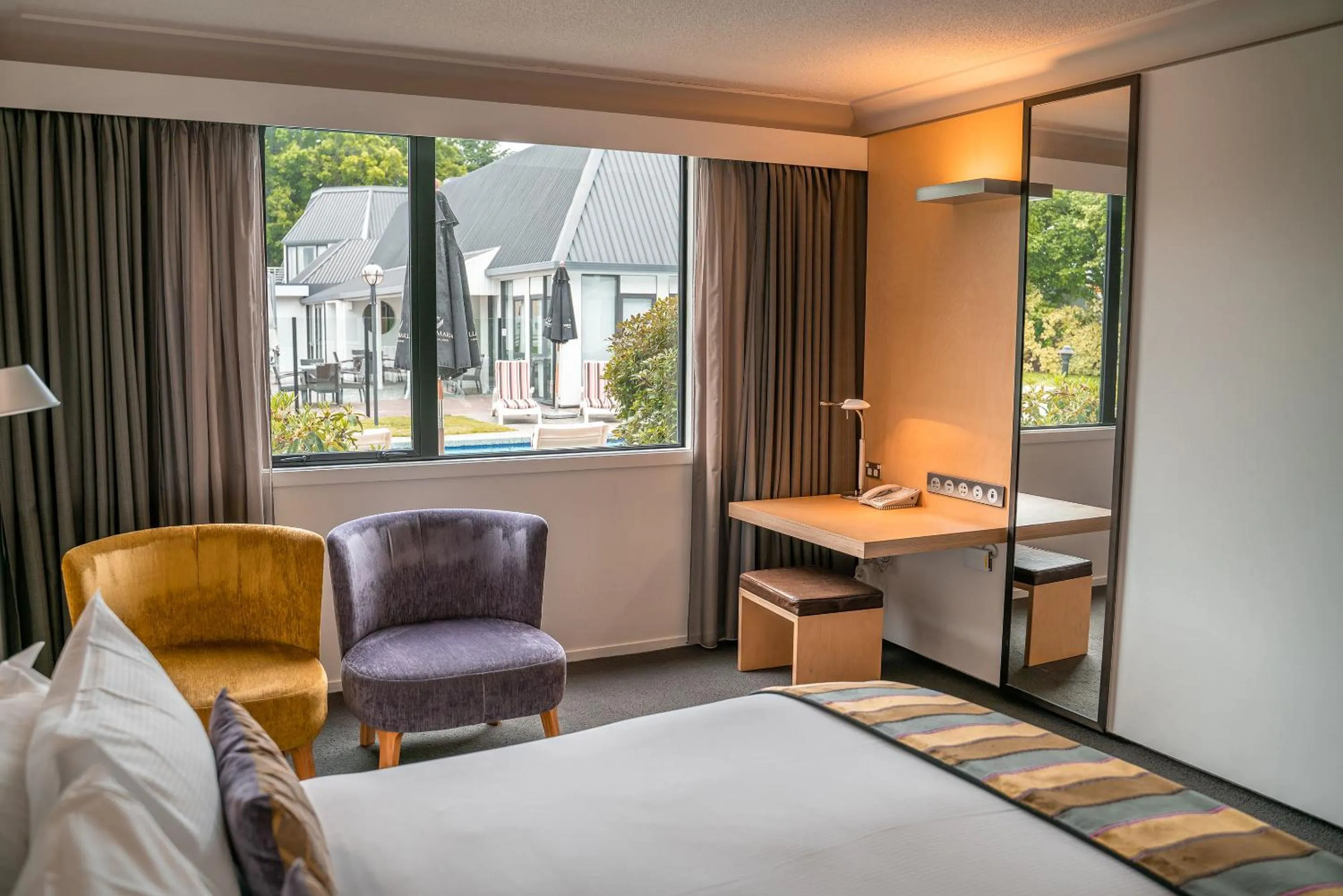 Seating area, Bed in Scenic Hotel Marlborough
