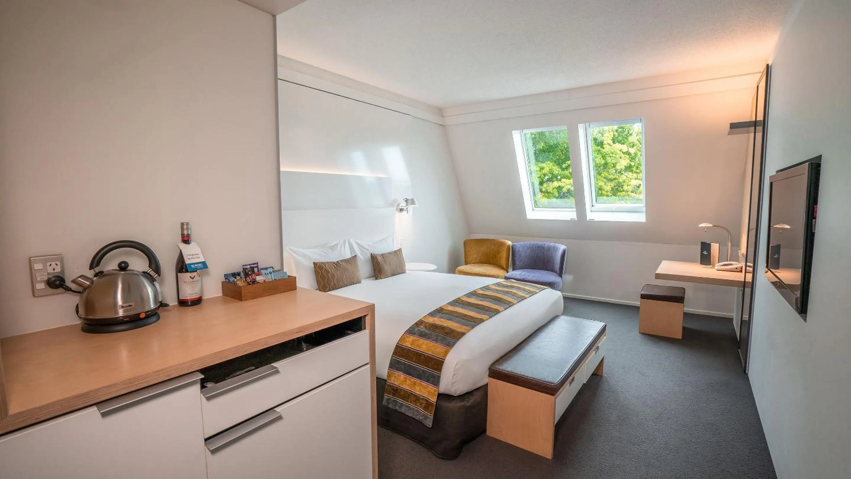 Coffee/tea facilities, Bed in Scenic Hotel Marlborough