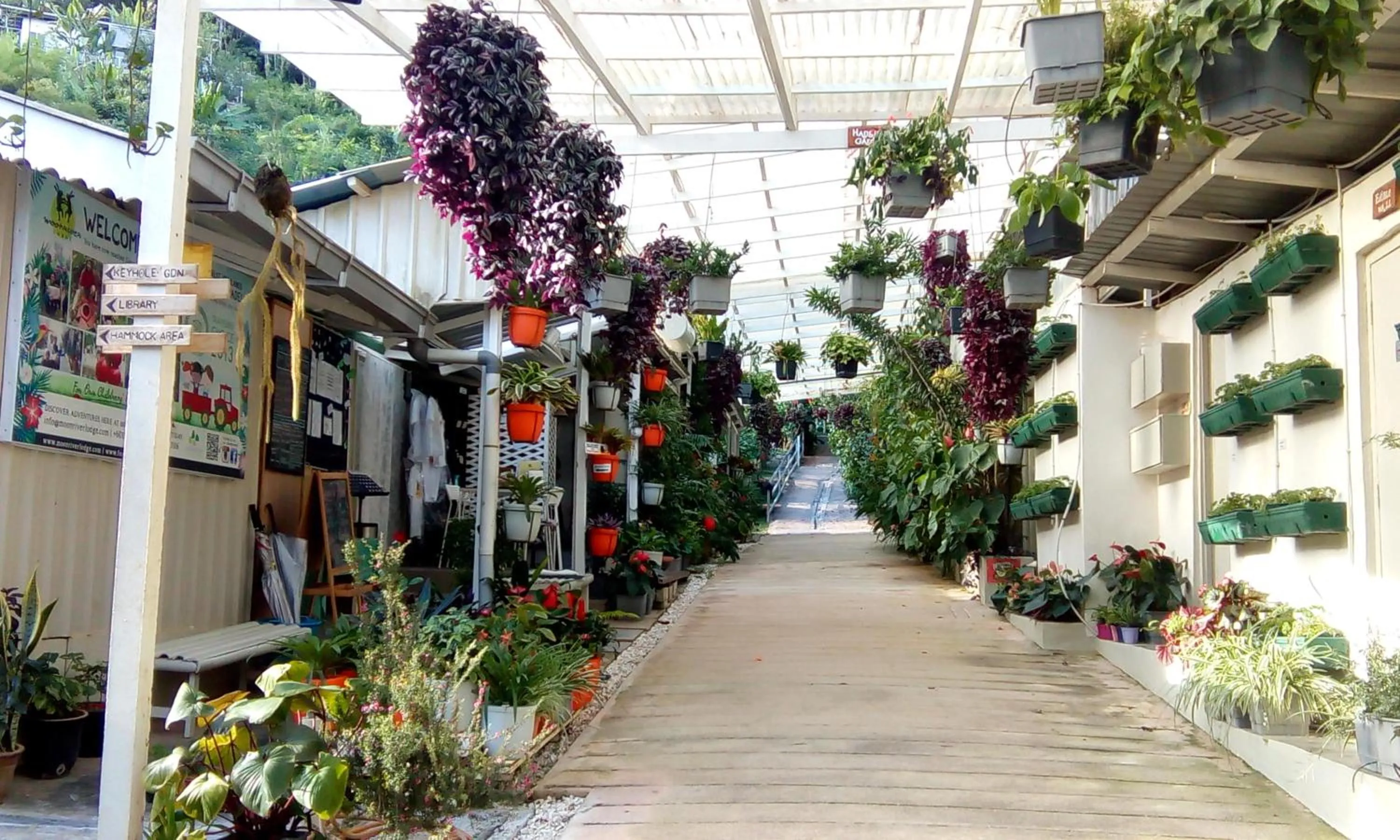 Facade/entrance in Moonriver Lodge